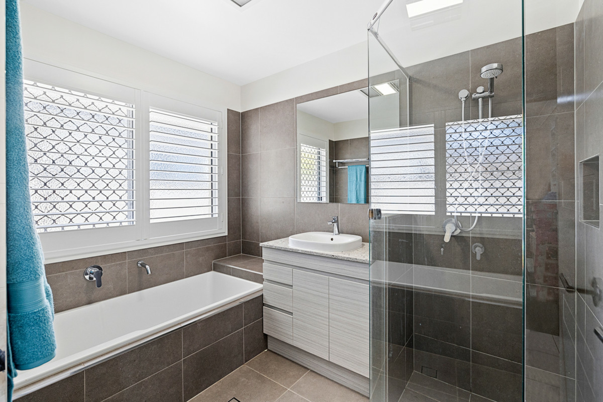 6 Emperor Drive, REDLAND BAY