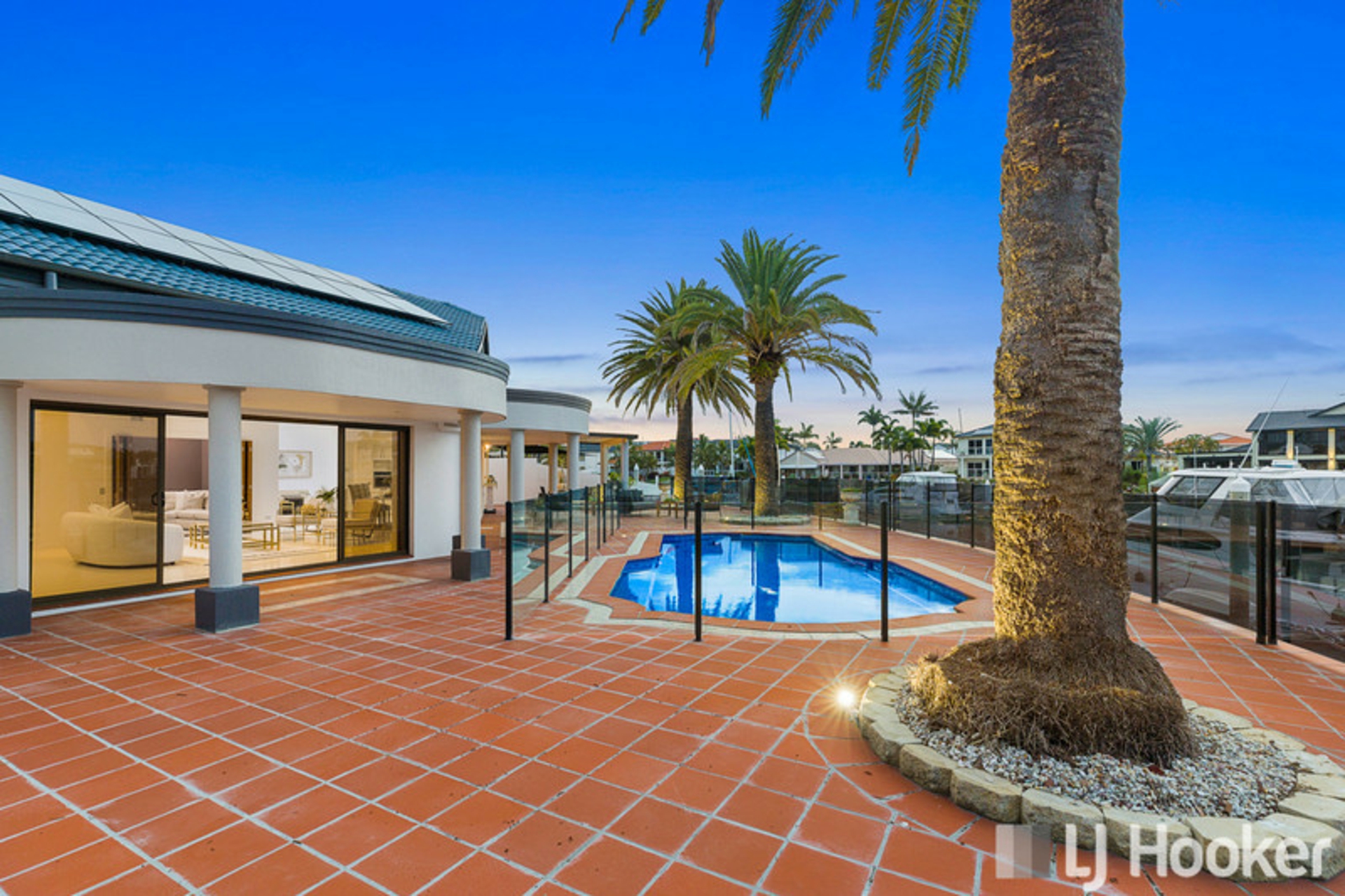 13 Carling Court, RABY BAY