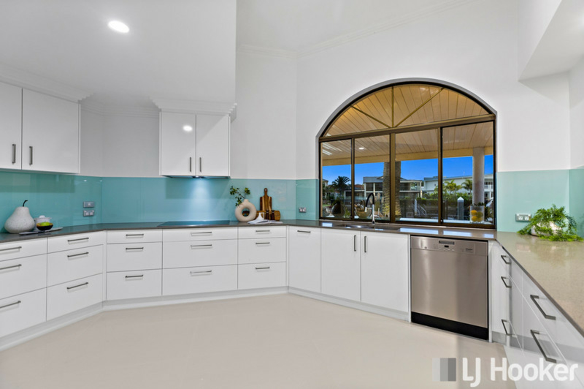 13 Carling Court, RABY BAY