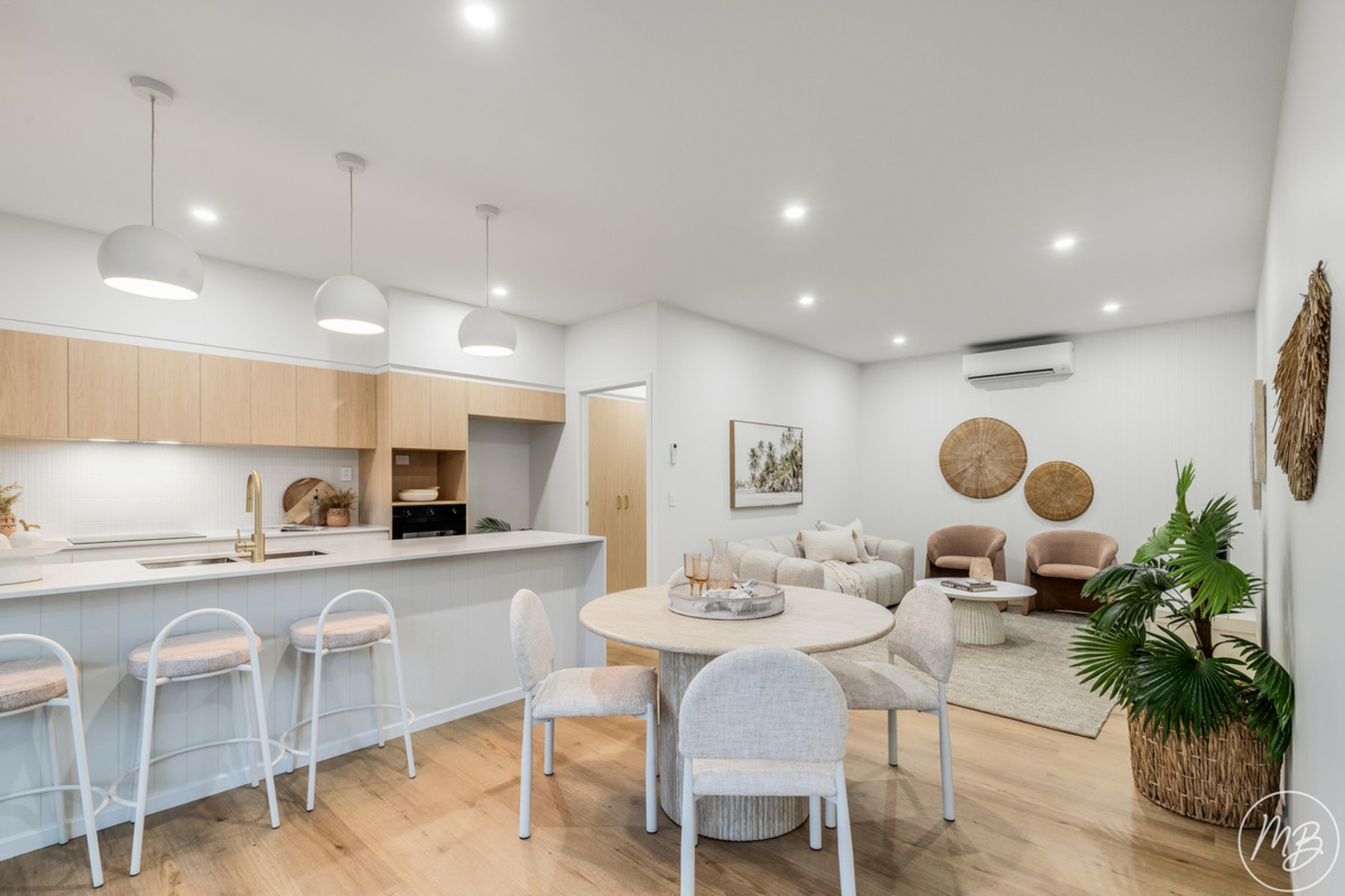 2/1 Angela Crescent — photo from LJ Hooker Property Centre