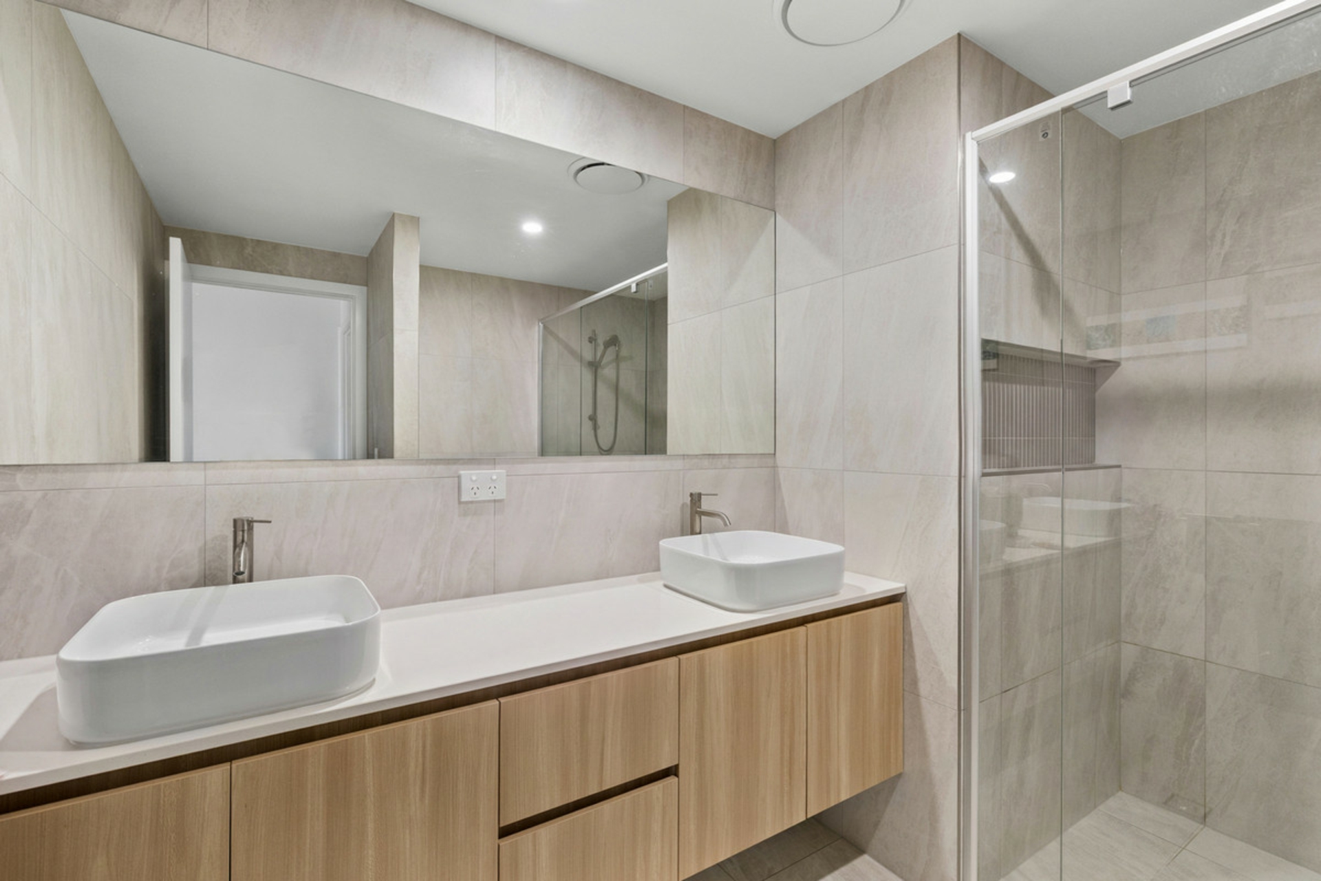 6/136 Broadwater Terrace — photo 6 of 15