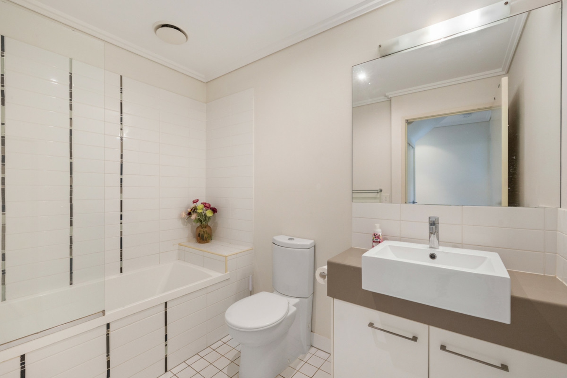 2/62-64 Island Street — photo 14 of 18