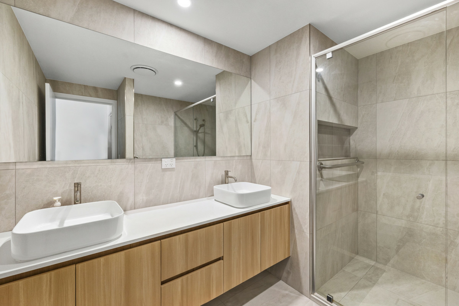 24/136 Broadwater Terrace — photo 8 of 16