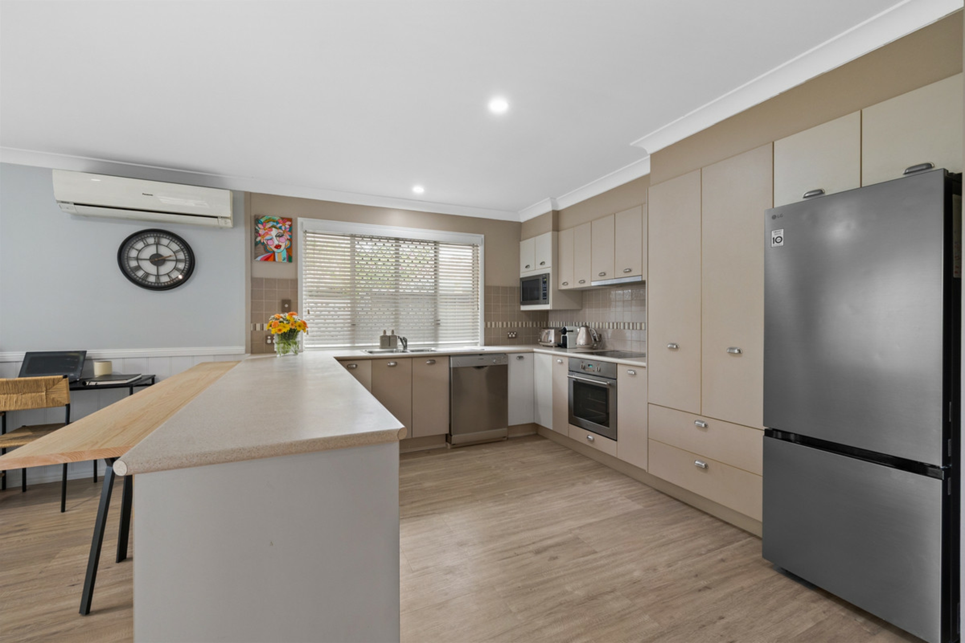 2/10 Constance Court — photo 9 of 23