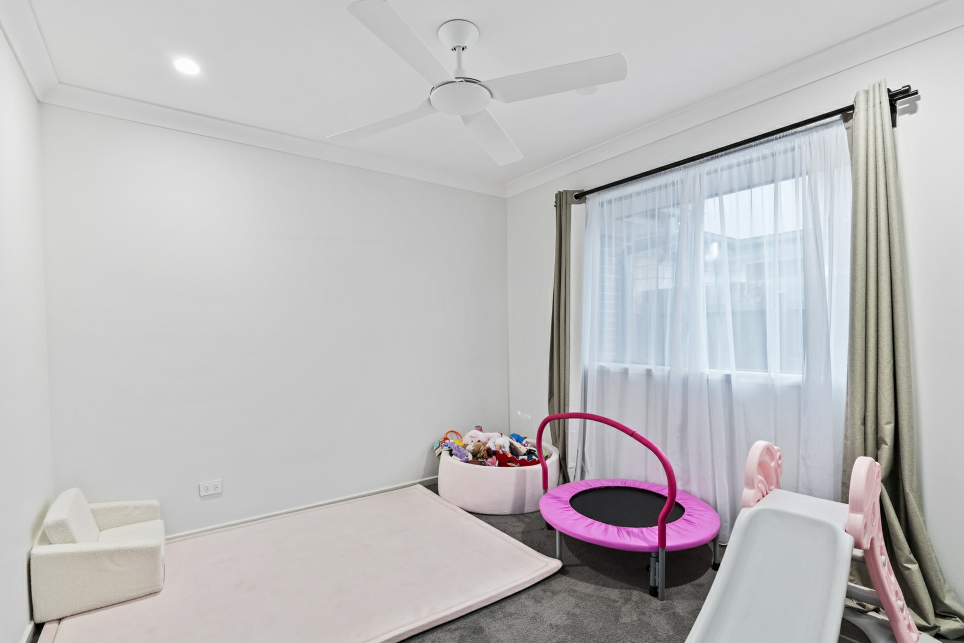 1 Mikaella Way, LOGAN RESERVE