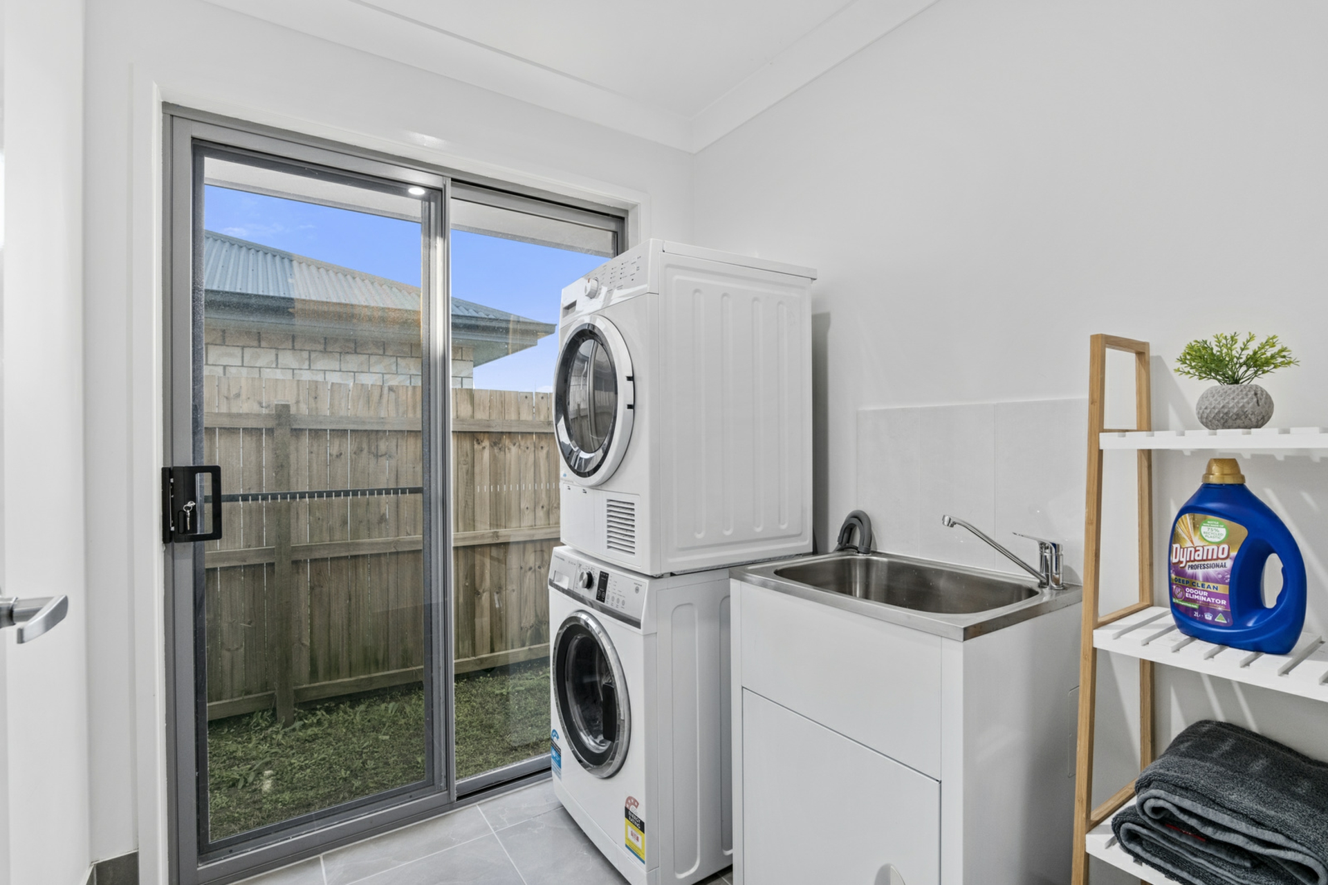 1 Mikaella Way, LOGAN RESERVE