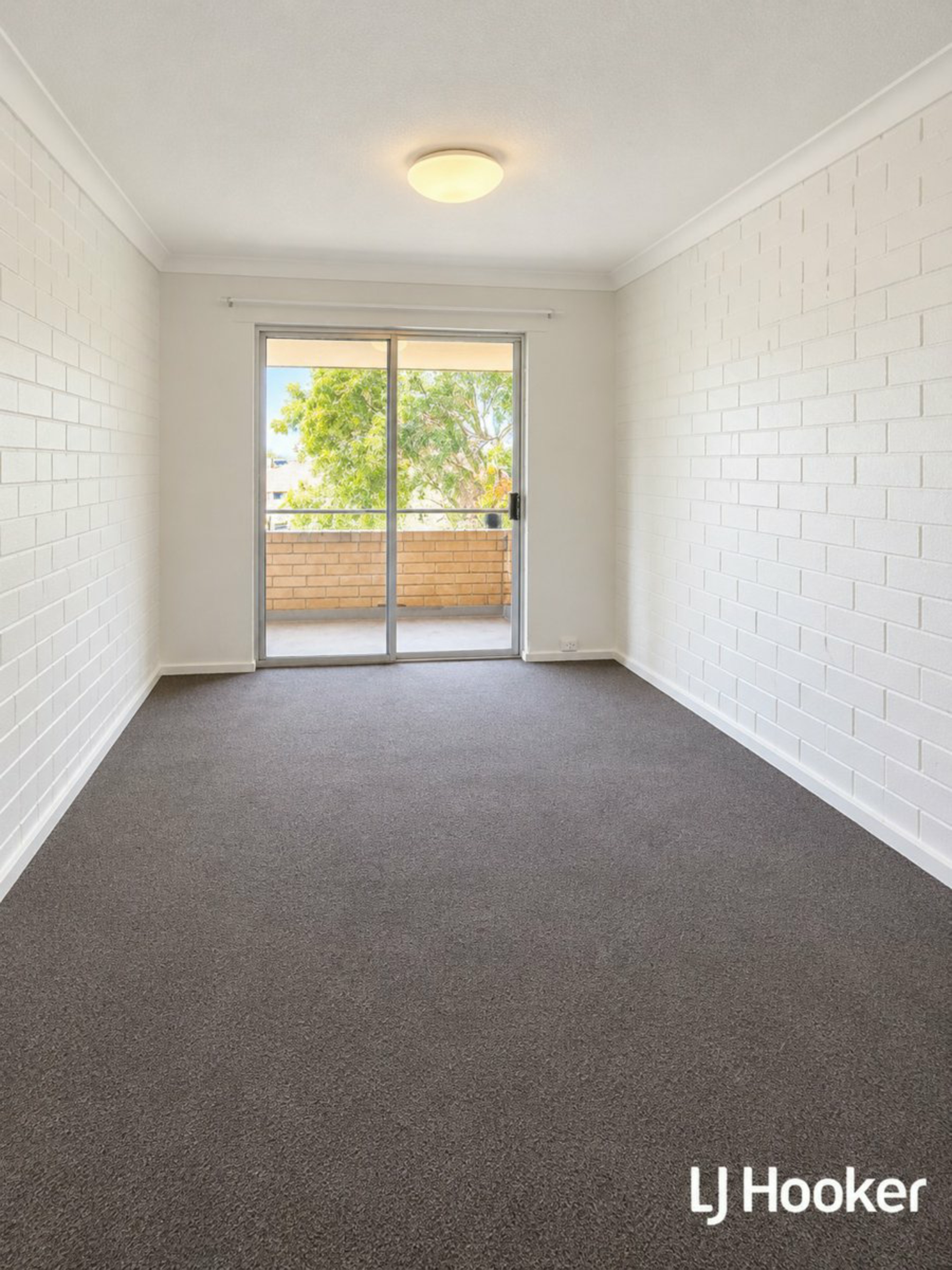 Unit 36/7 Kathleen Avenue — photo 3 of 10
