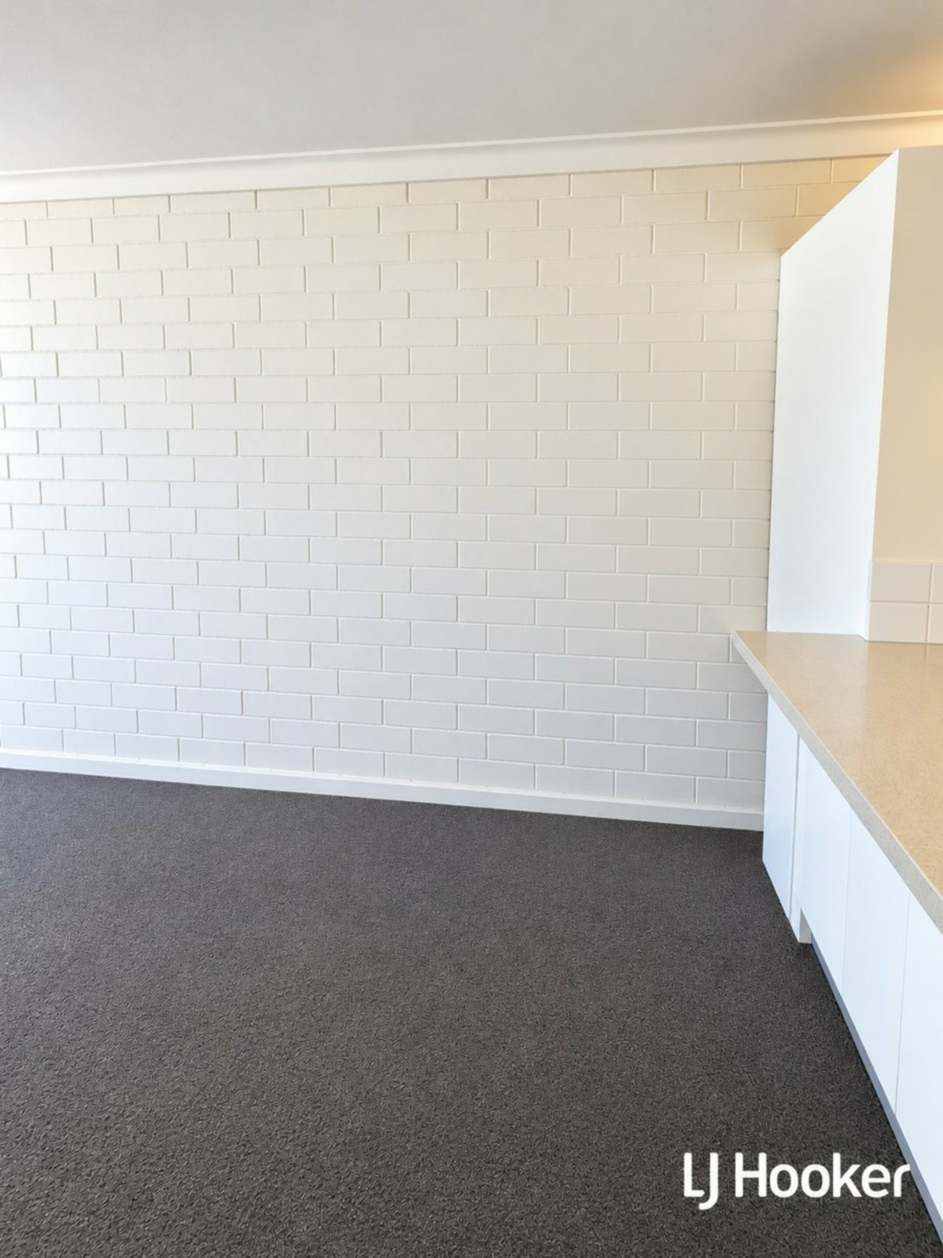 Unit 36/7 Kathleen Avenue — photo 4 of 10
