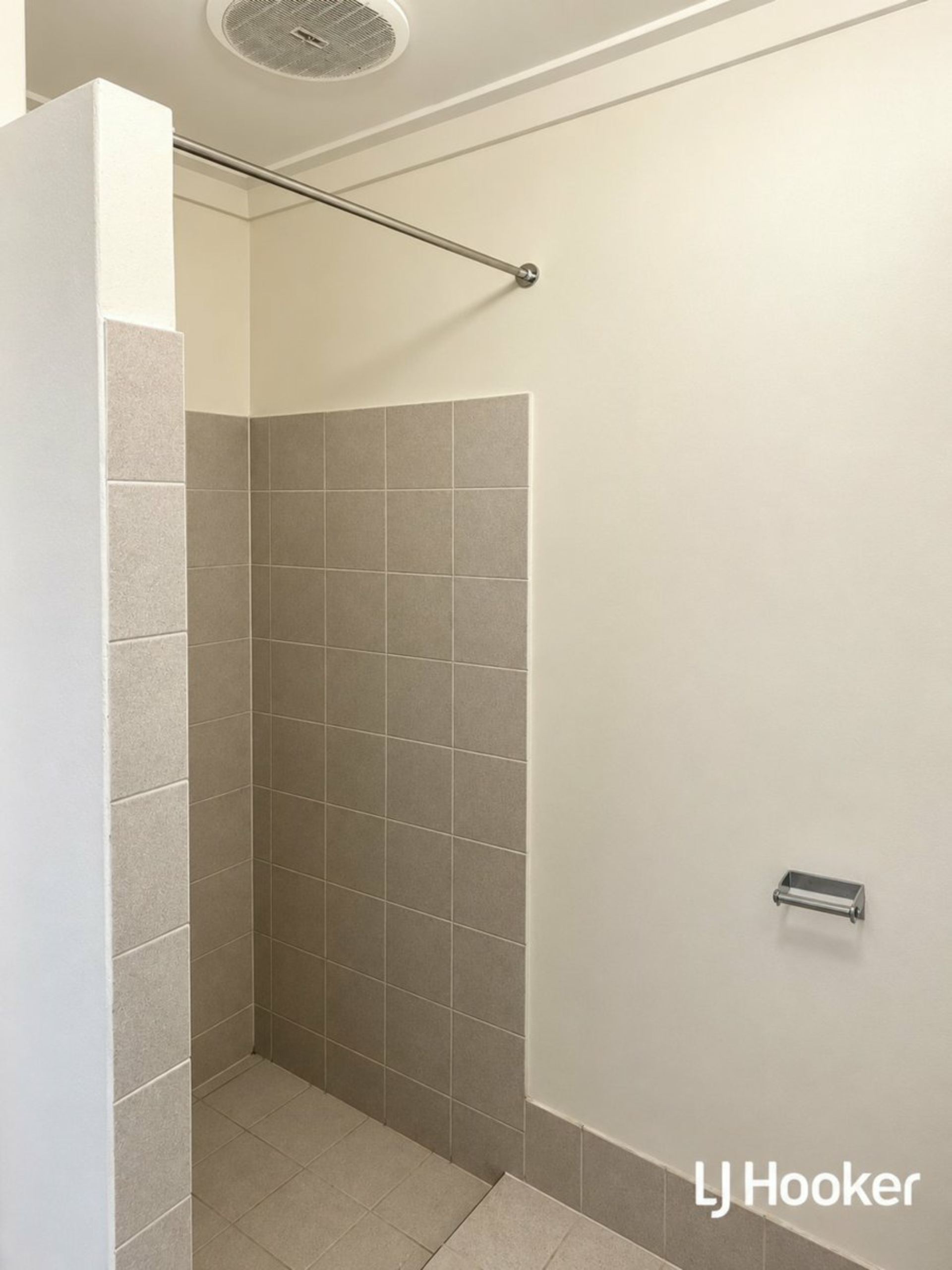 Unit 36/7 Kathleen Avenue — photo 7 of 10