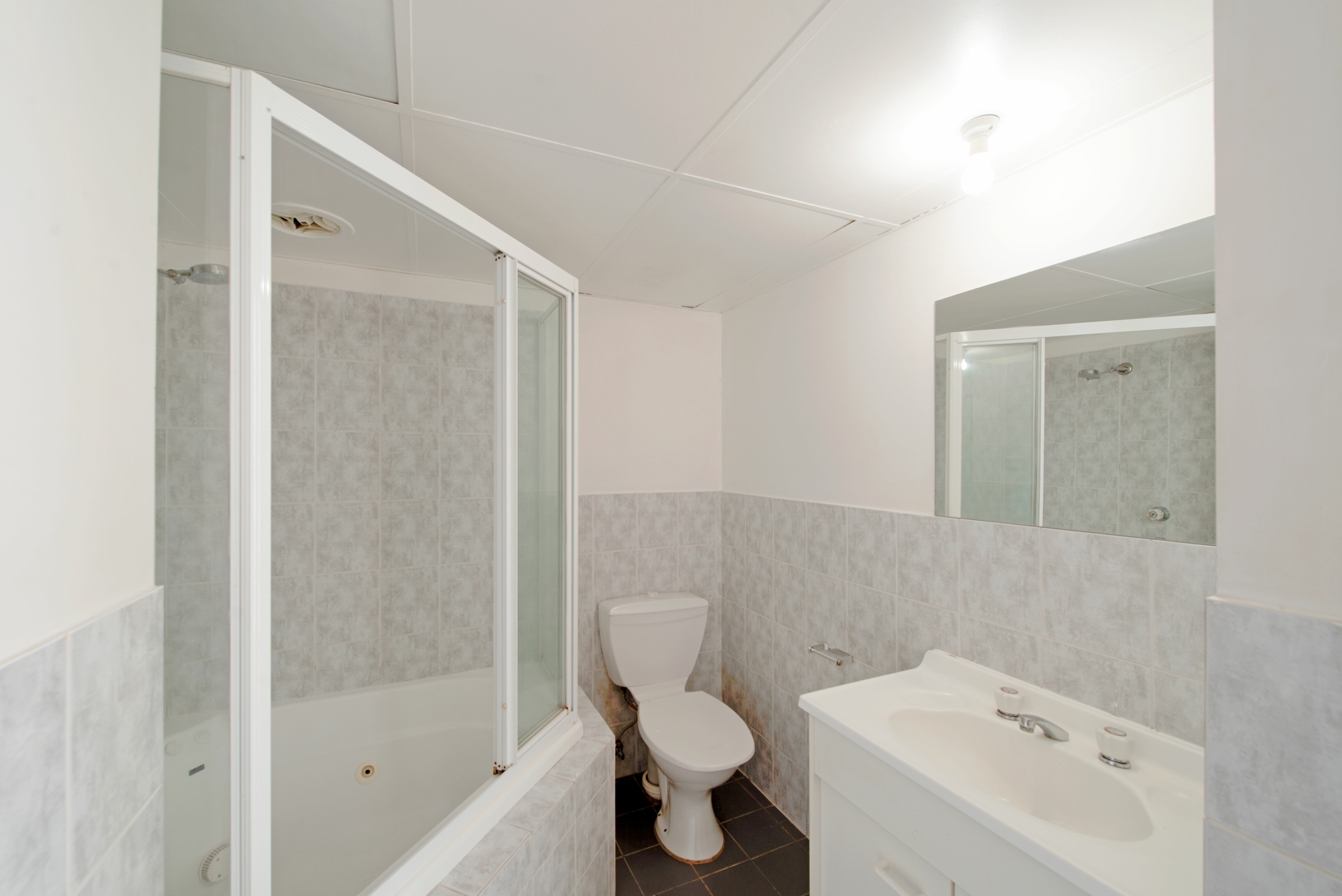 14/12 Albermarle Place 'Avalon Court', PHILLIP