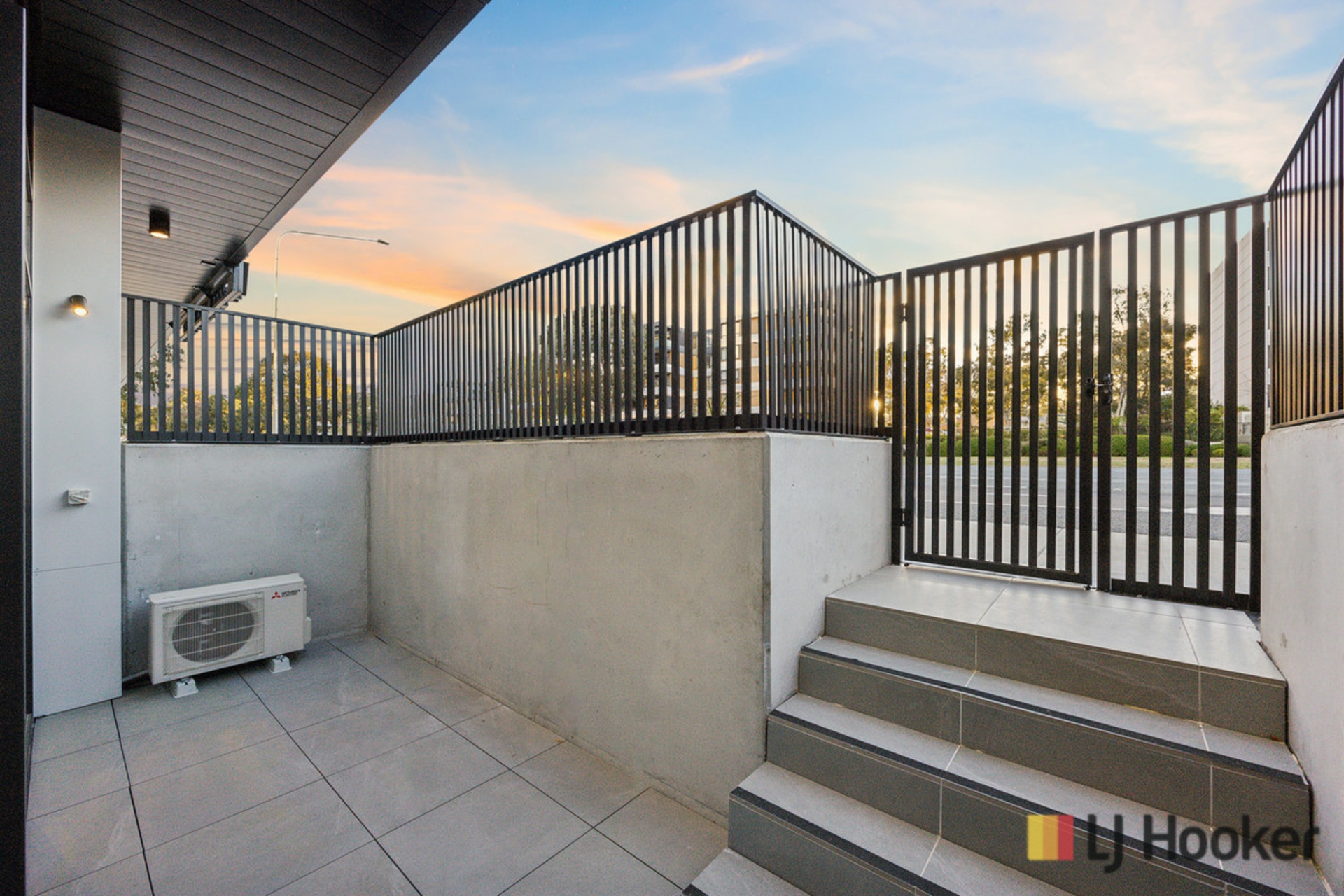 G01/220 Melrose Drive — photo 11 of 17