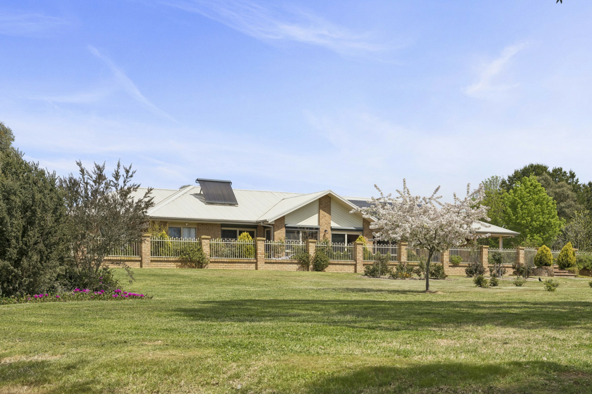 22 Davis Circuit — photo from LJ Hooker Woden | Weston