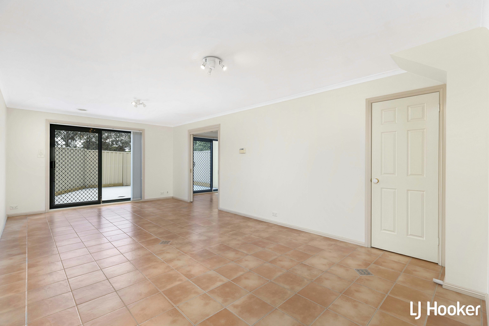 6/2 Dines Place, Bruce