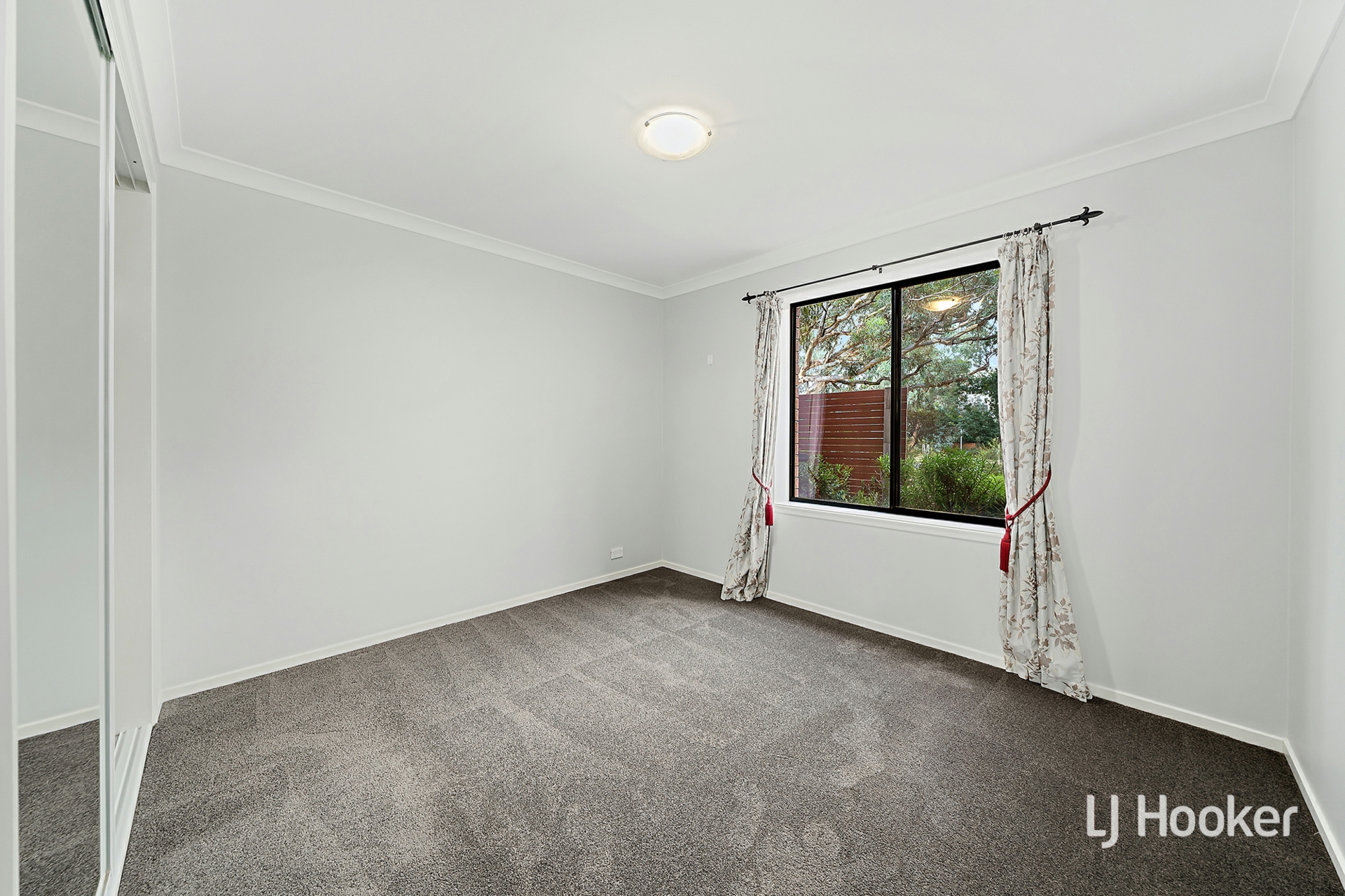 10/27 Whitmore Crescent — photo 4 of 10