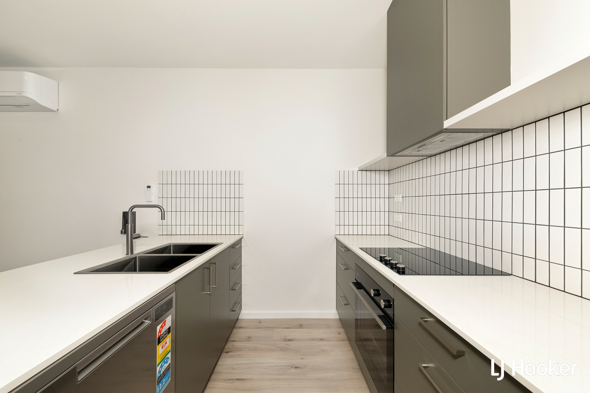 41/6 Inge King Crescent — photo 4 of 11