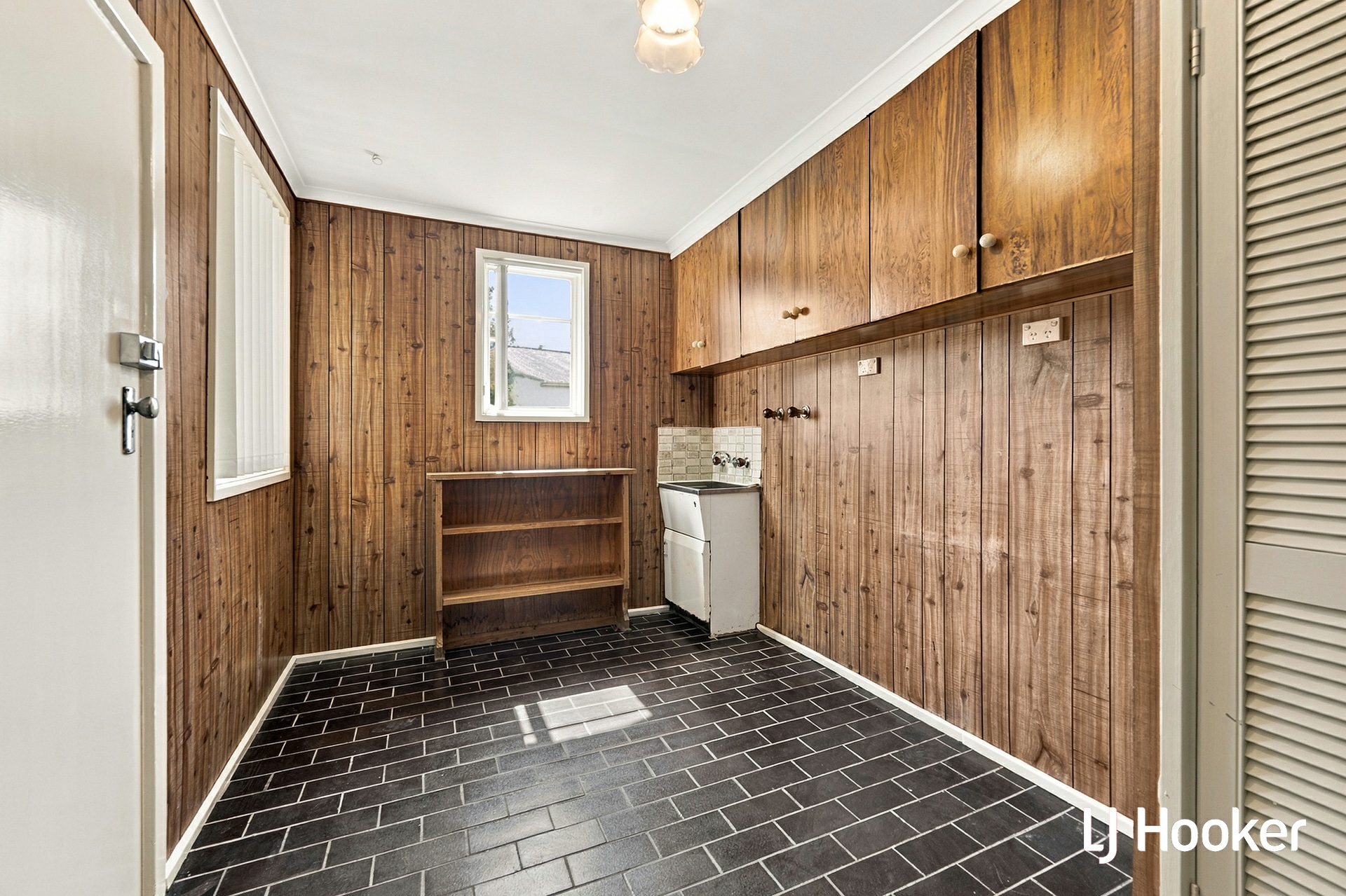 8 Dickinson Street — photo 4 of 10