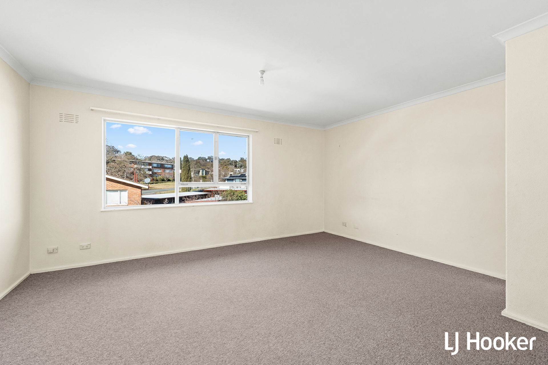11/114 Blamey Crescent — photo 3 of 10