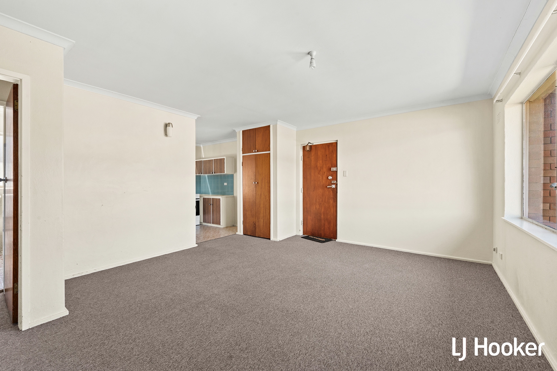 11/114 Blamey Crescent — photo 4 of 10
