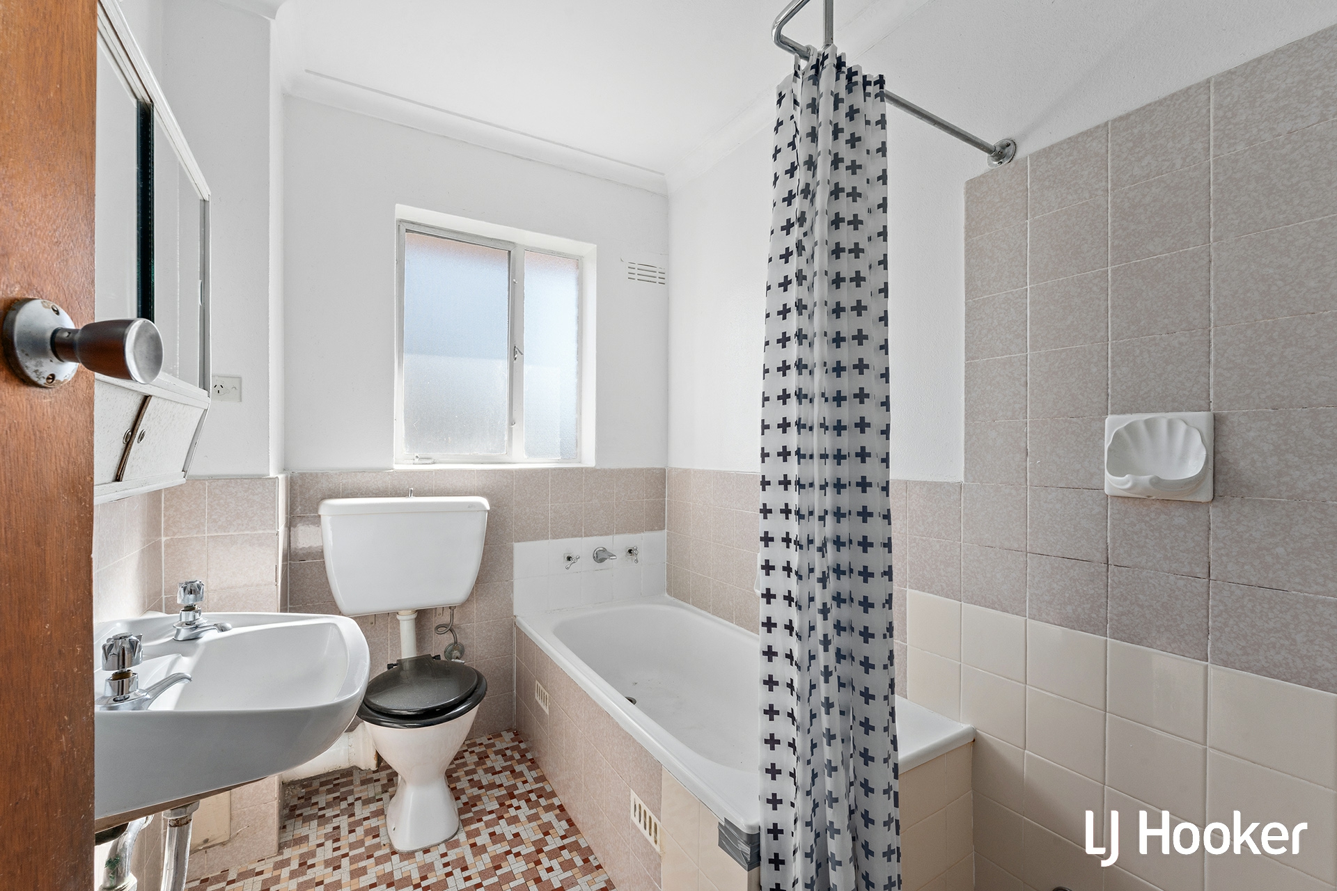 11/114 Blamey Crescent — photo 7 of 10
