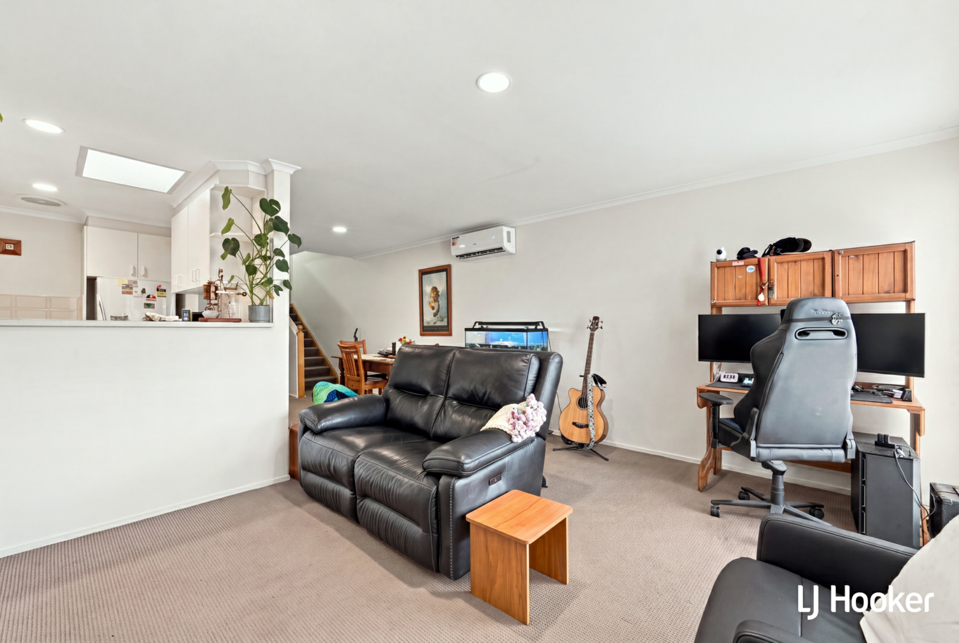 11 D'Hage Court — photo 2 of 9