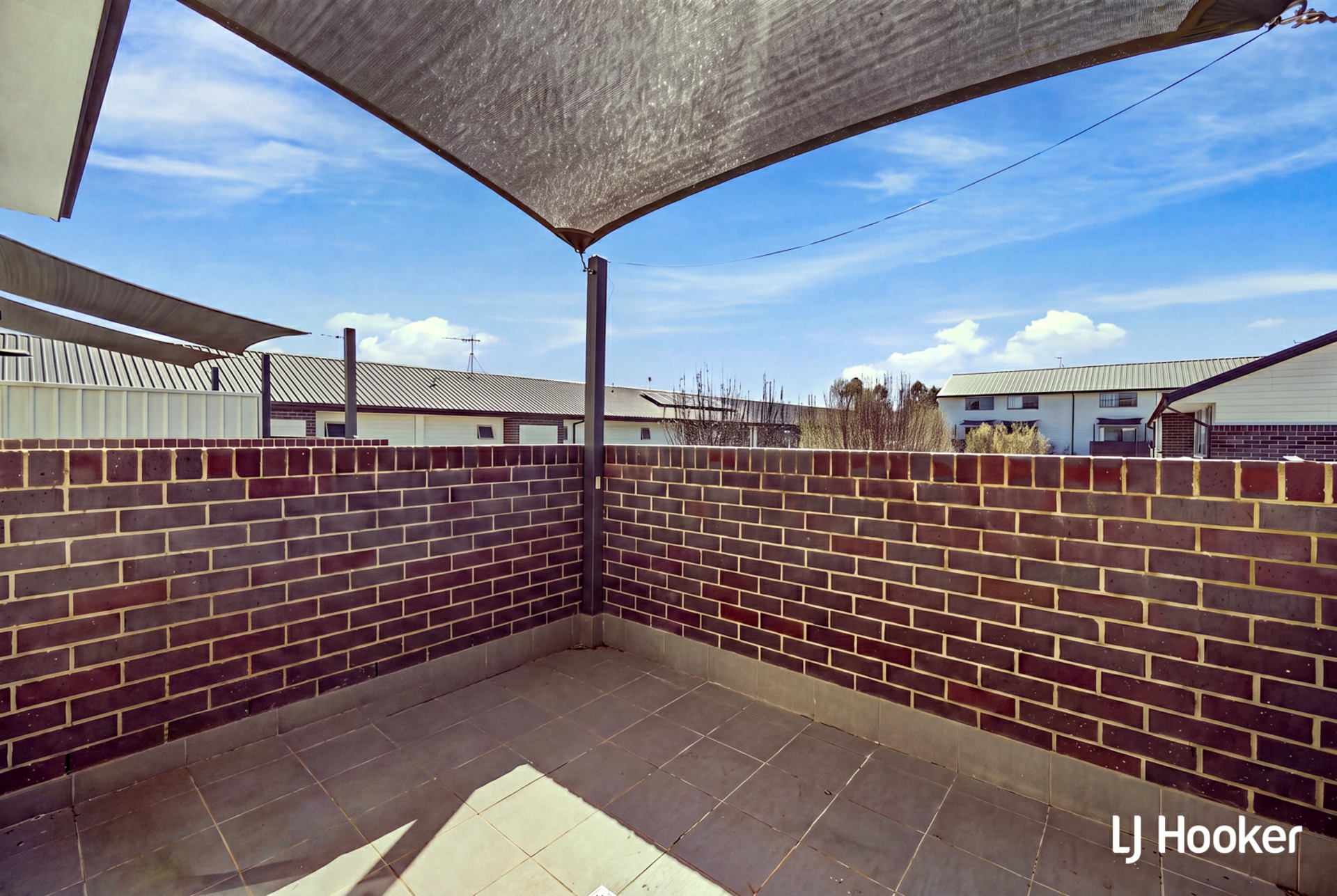 20/2 Clare Burton Crescent — photo 4 of 11