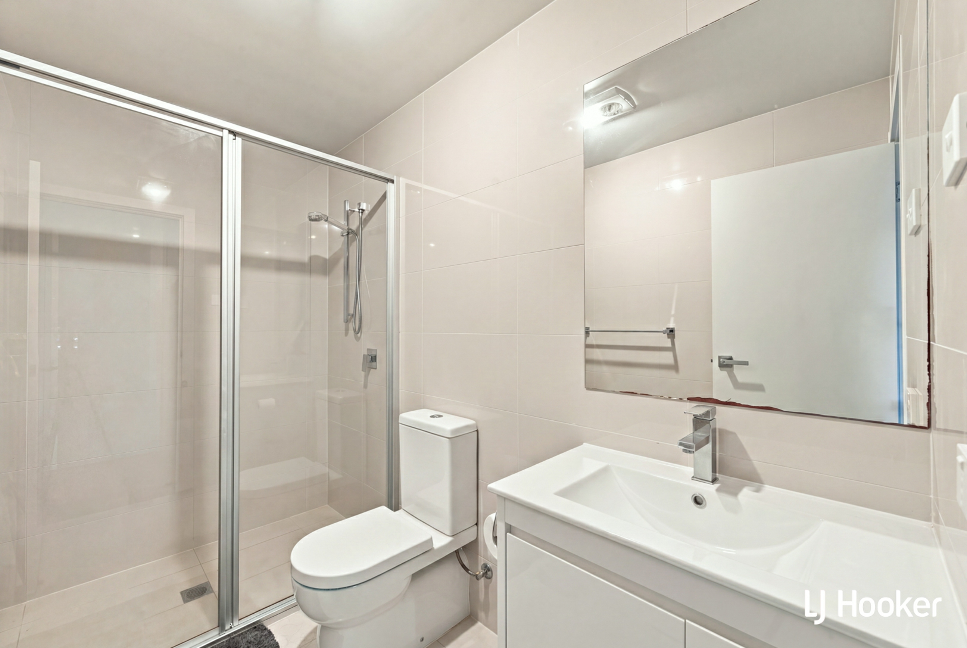20/2 Clare Burton Crescent — photo 10 of 11