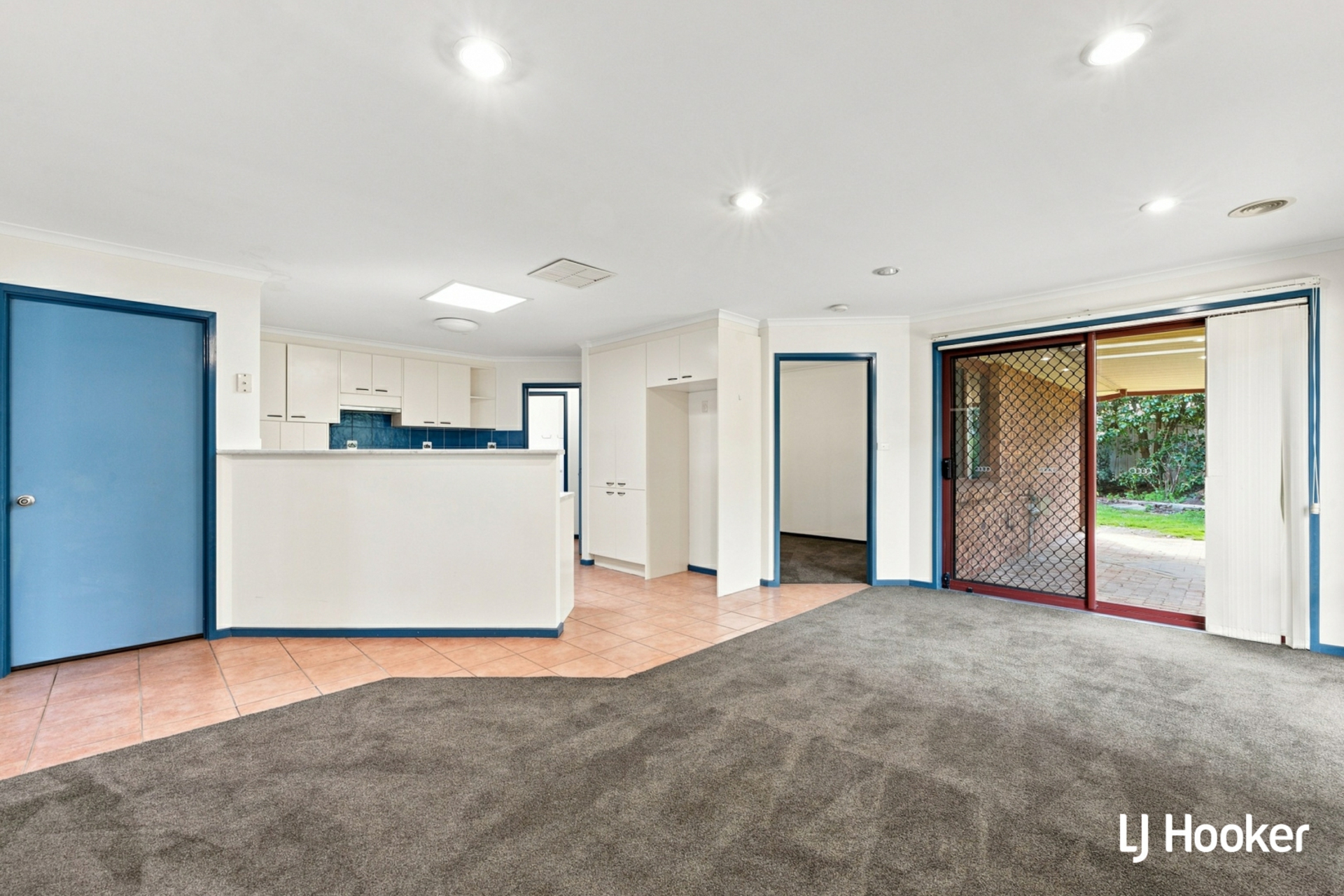 8 Quinlivan Crescent — photo 3 of 11