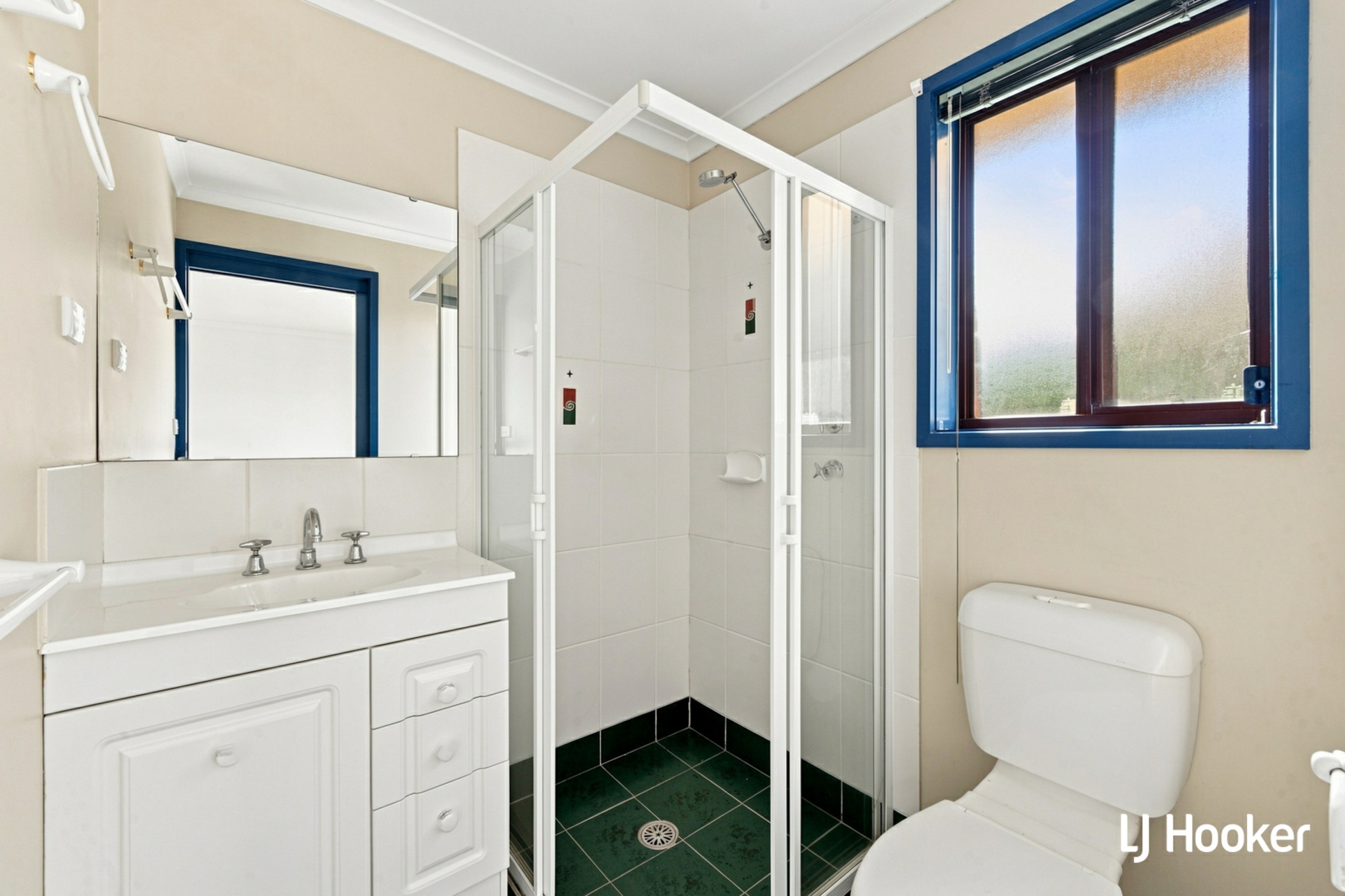 8 Quinlivan Crescent — photo 6 of 11
