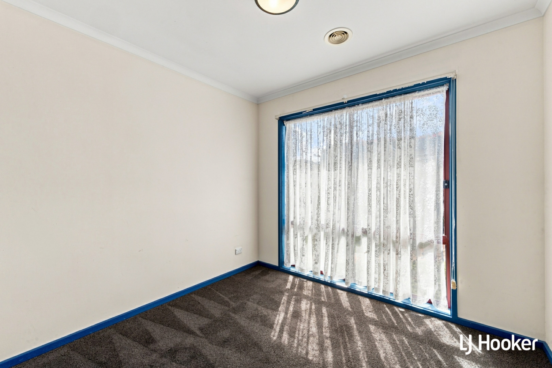 8 Quinlivan Crescent — photo 7 of 11