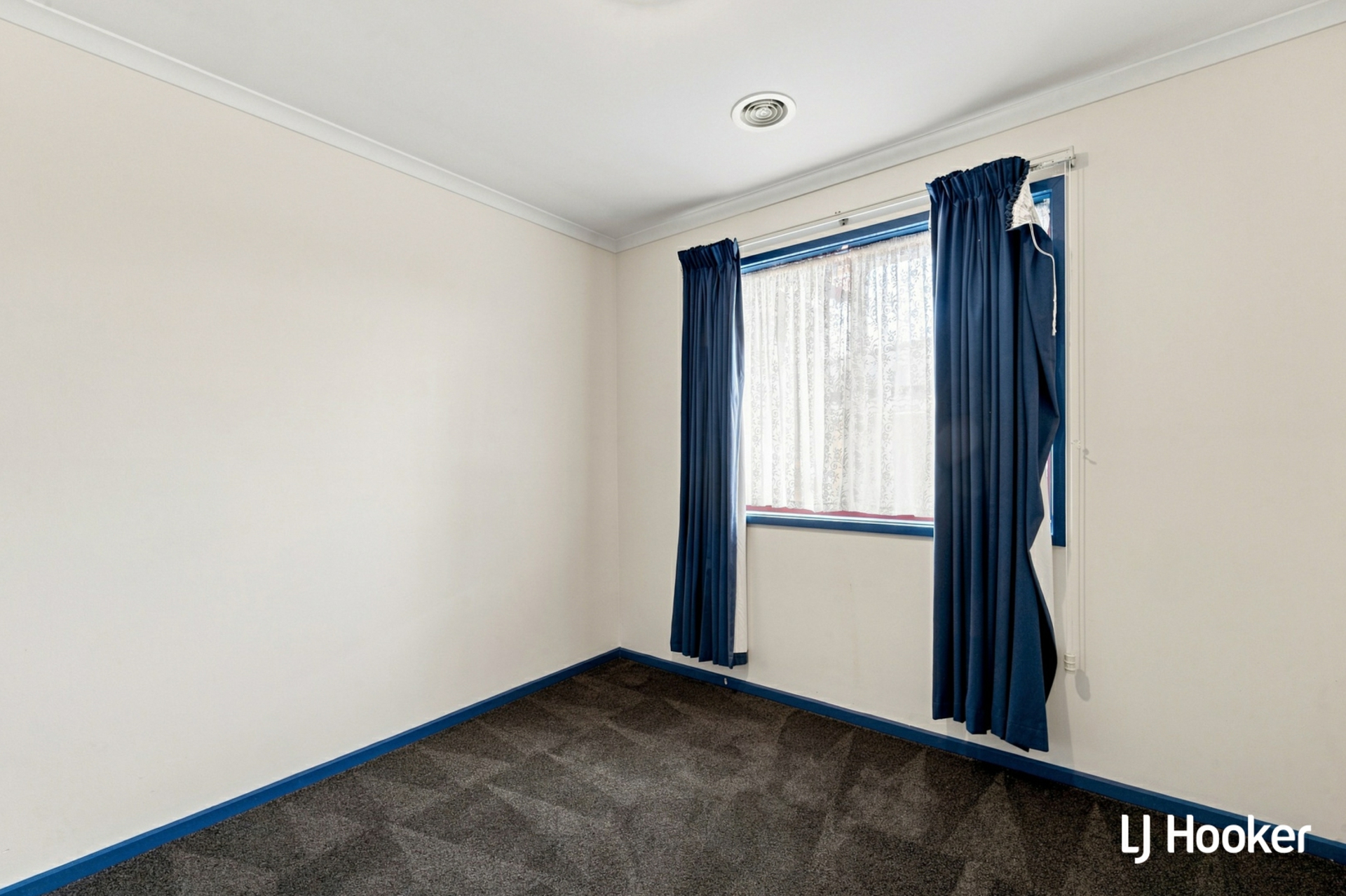 8 Quinlivan Crescent — photo 8 of 11