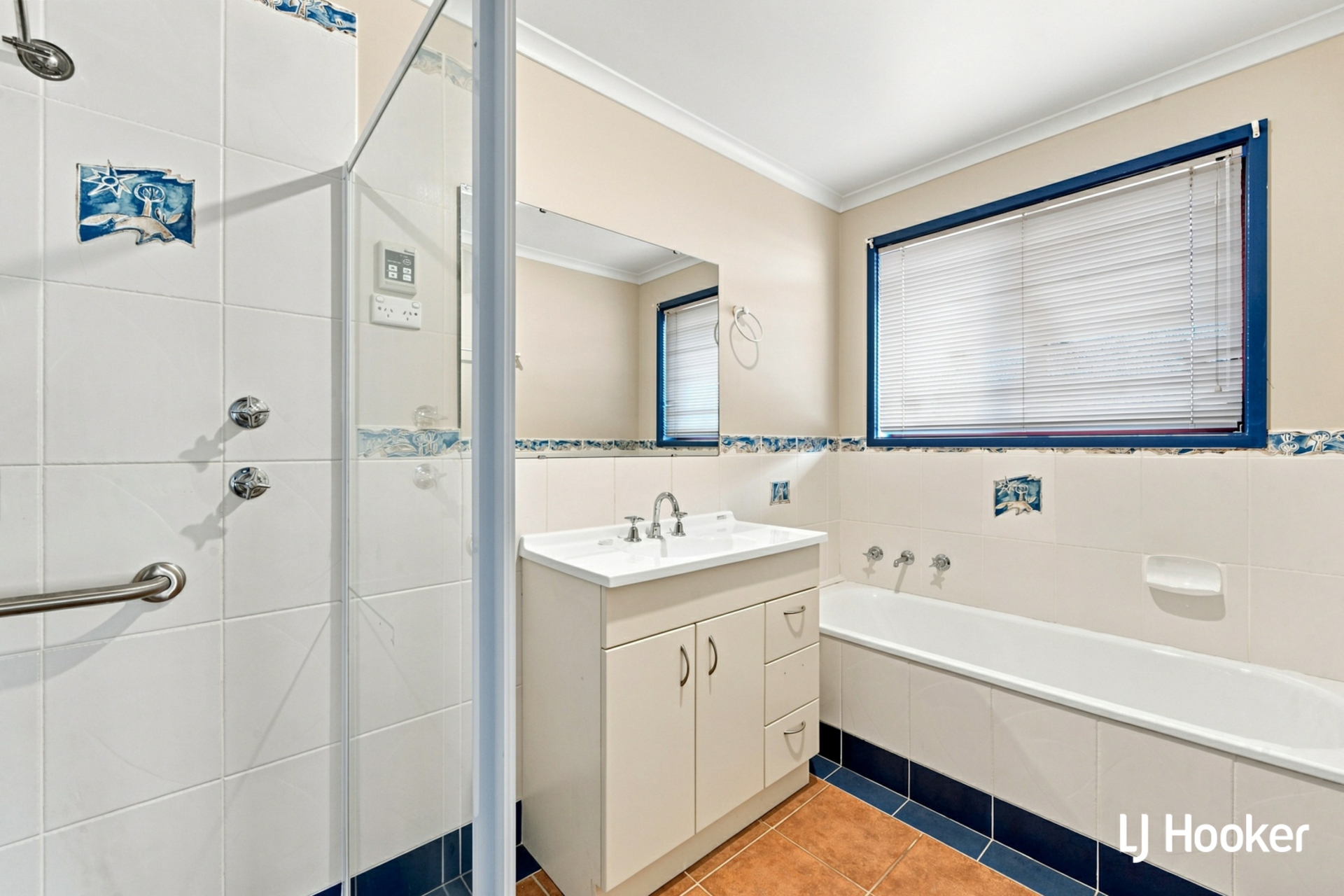 8 Quinlivan Crescent — photo 9 of 11