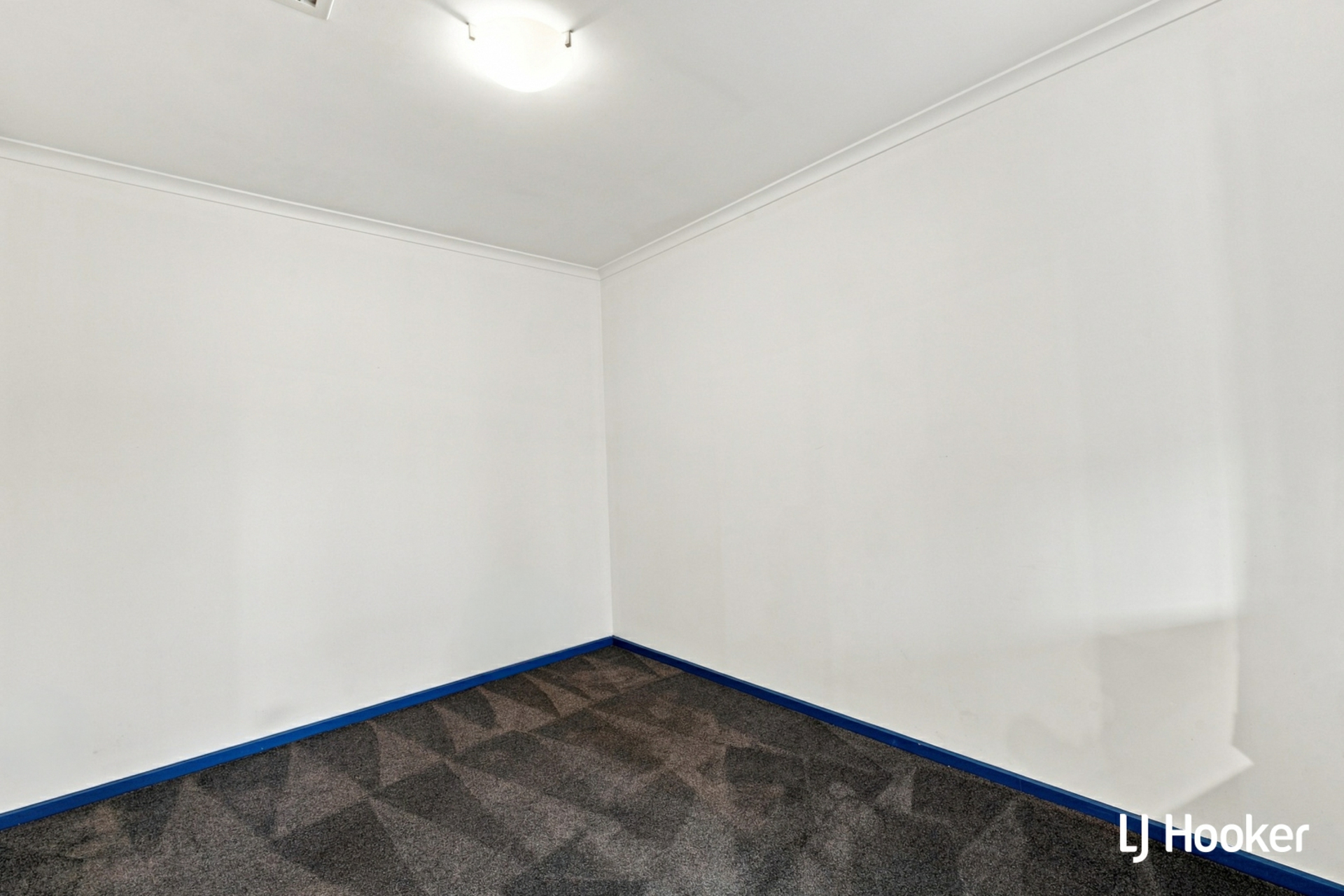 8 Quinlivan Crescent — photo 10 of 11