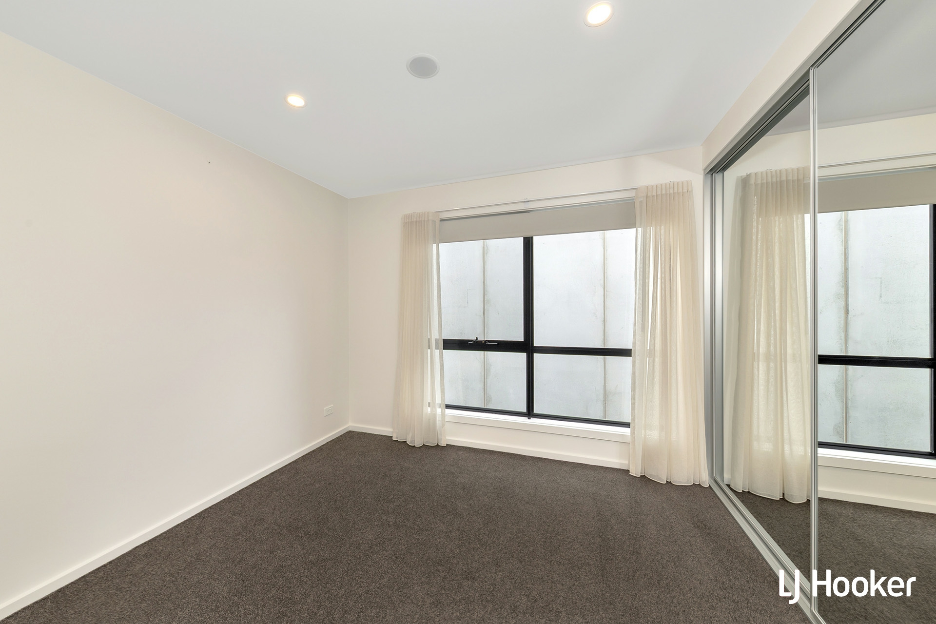 41/6 Inge King Crescent — photo 8 of 11