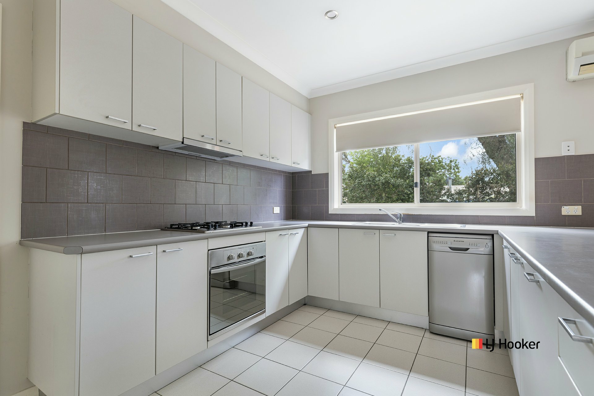 3/142-144 Bowen Street — photo 3 of 18