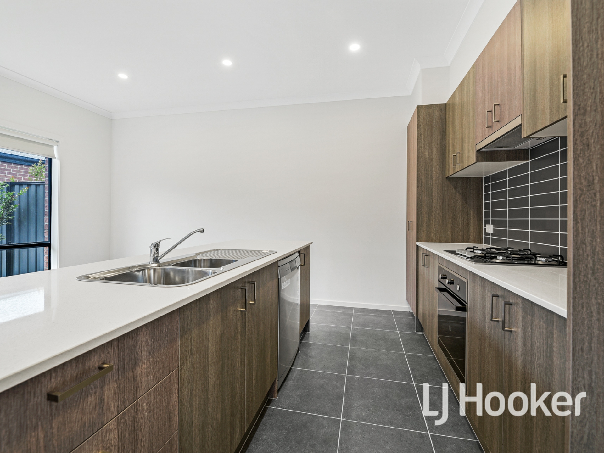 255 Princes Highway, OFFICER