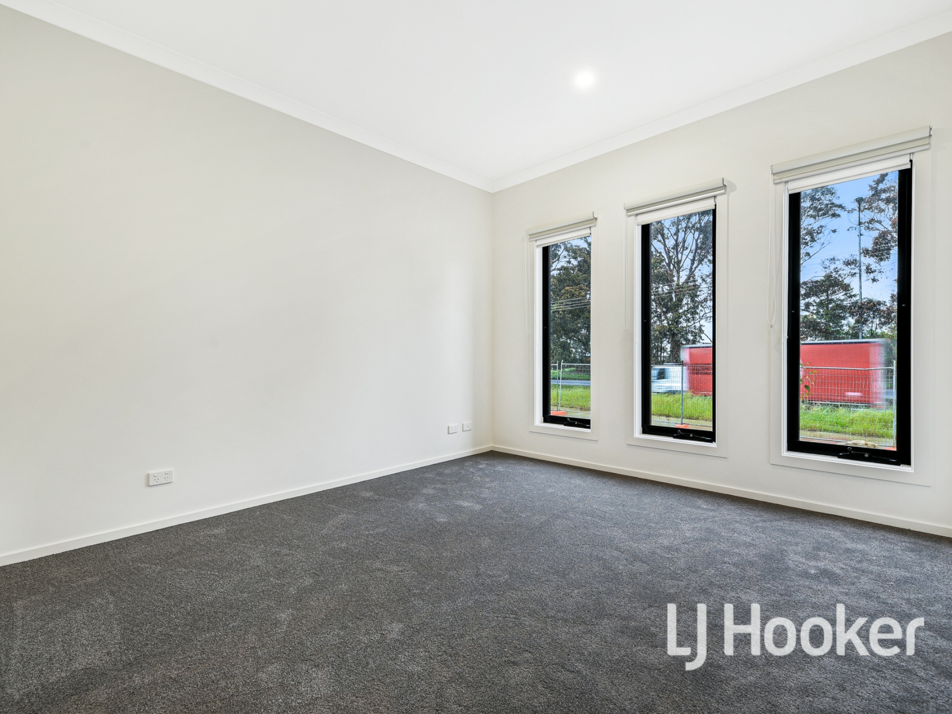255 Princes Highway, OFFICER