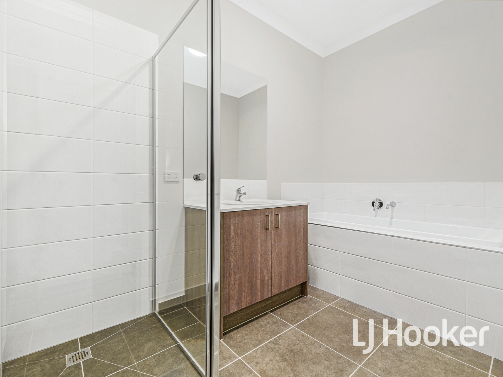 255 Princes Highway, OFFICER