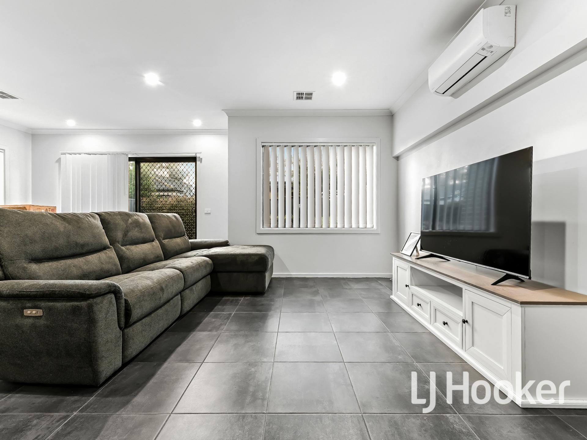 13/23 Atlantic Drive, PAKENHAM
