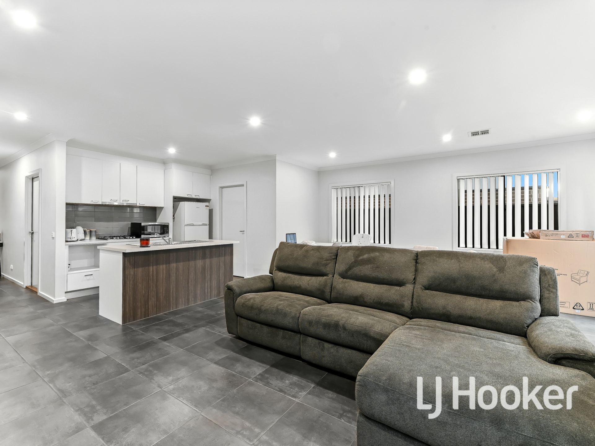 13/23 Atlantic Drive, PAKENHAM