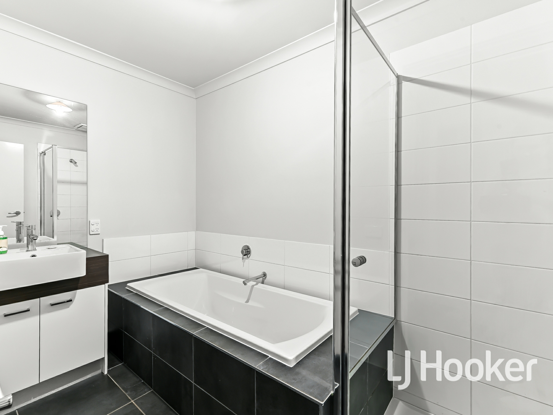 13/23 Atlantic Drive, PAKENHAM