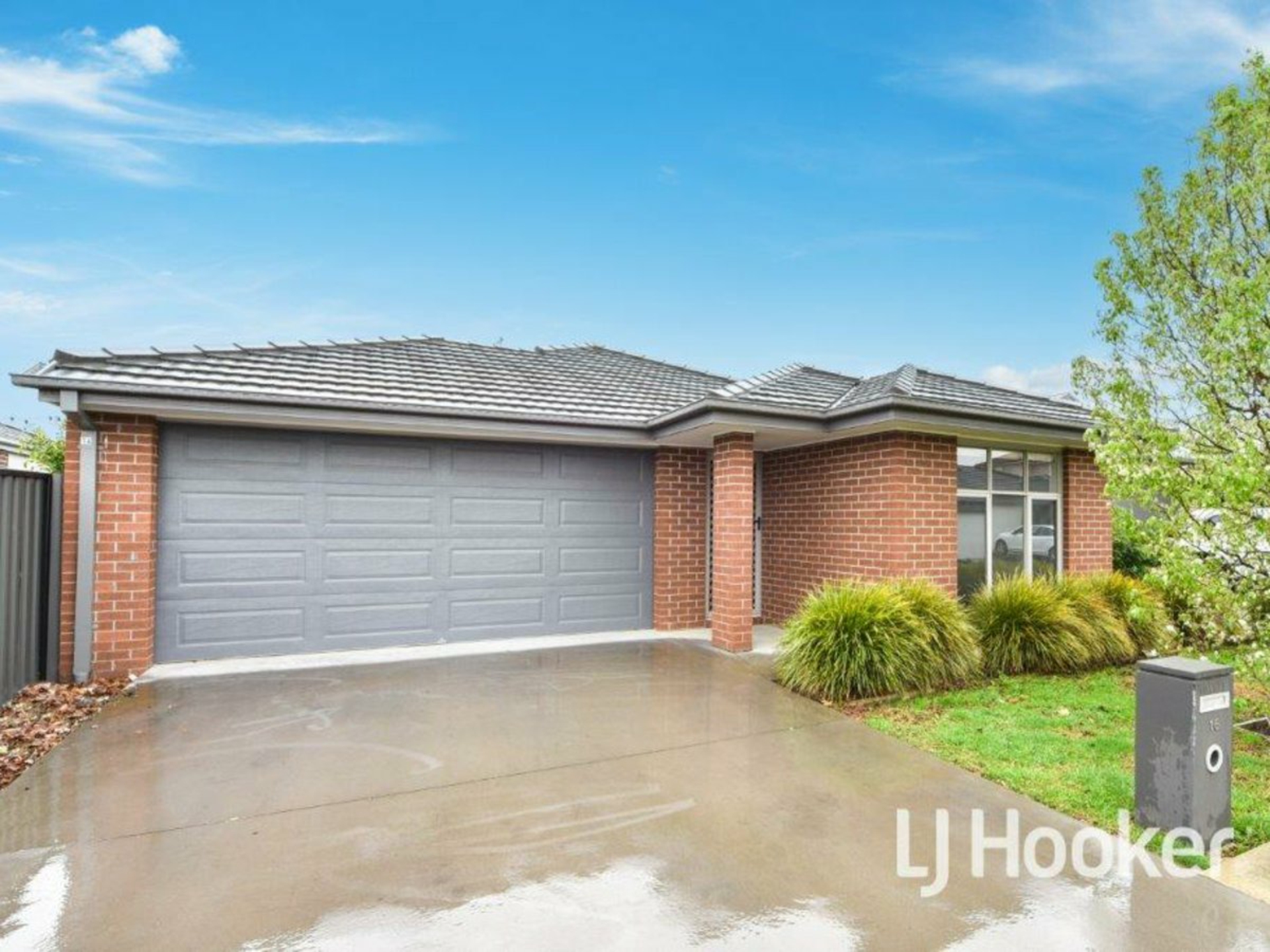 16 Hillsborough Crescent Berwick VIC