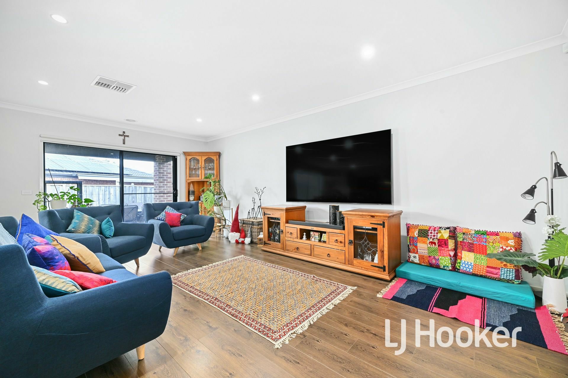 18 Austen Avenue, OFFICER