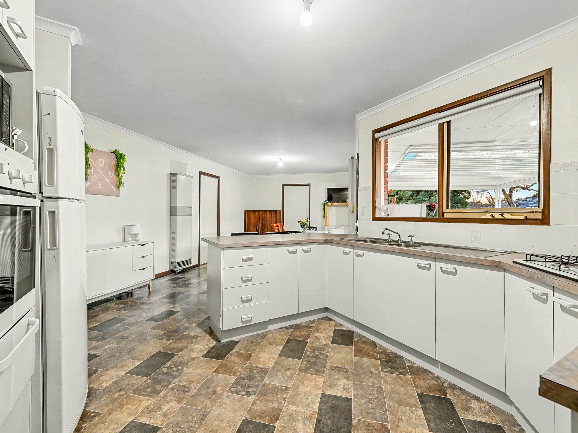 60 Balmoral Way — photo 4 of 14