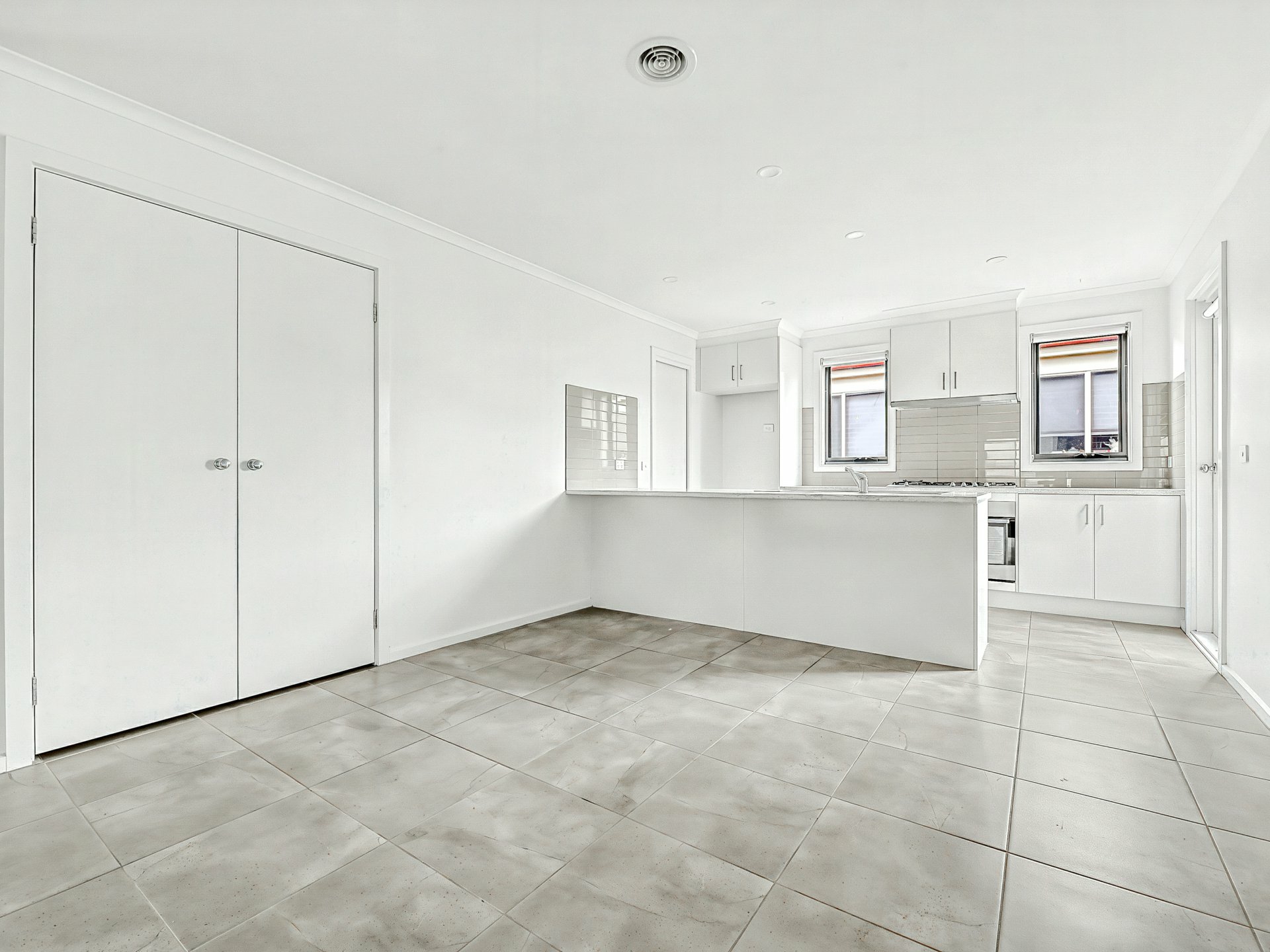 2/376 Rossiter Road — photo 5 of 14