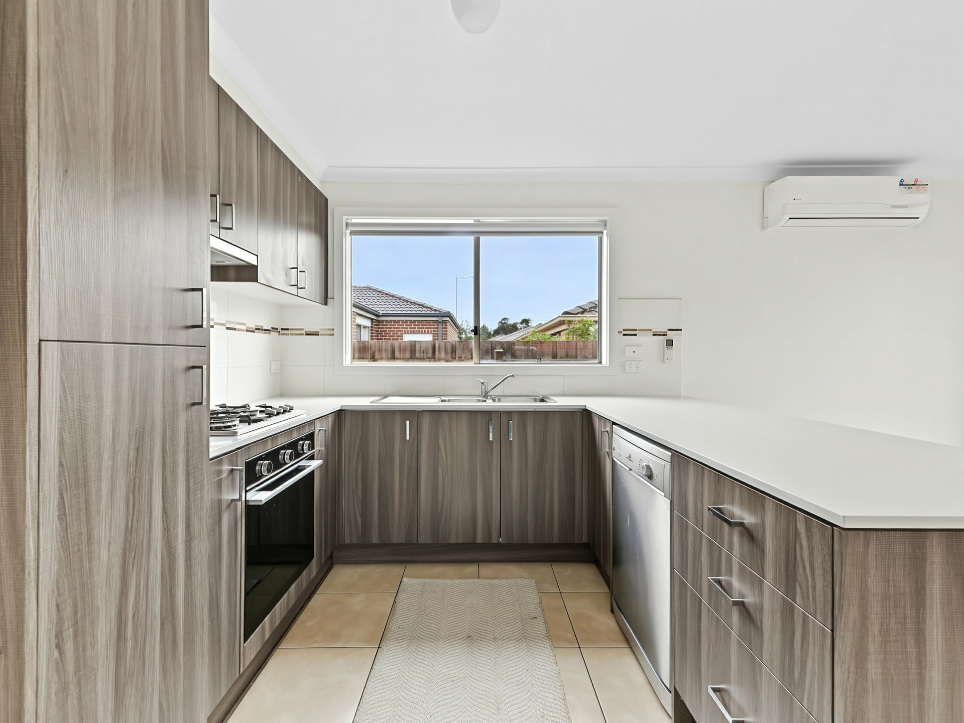 8/9 Shakespeare Court — photo 3 of 13