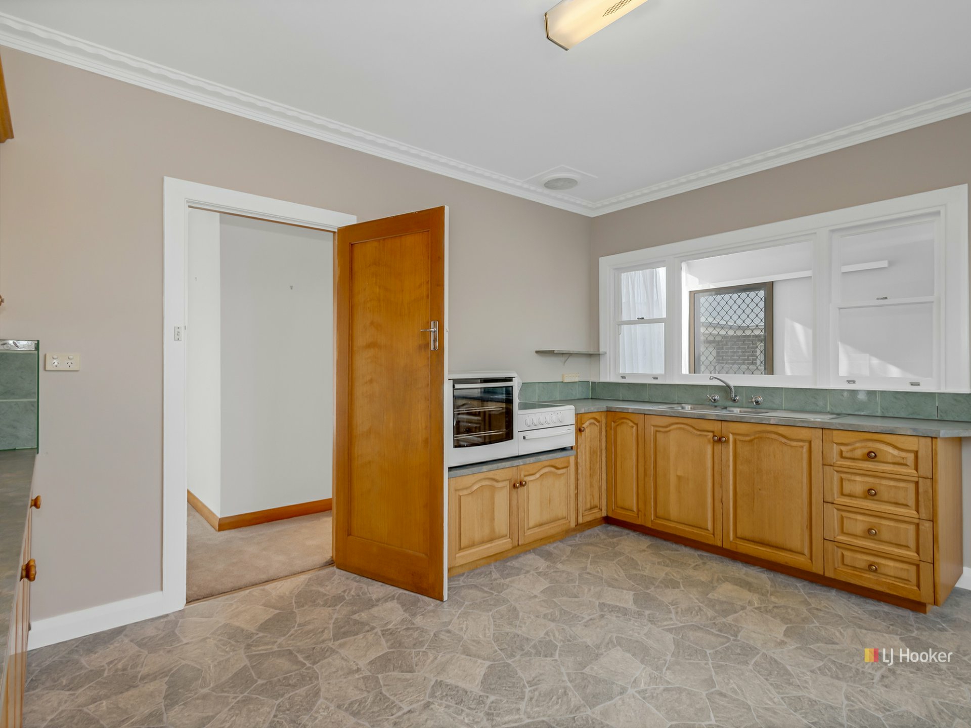 11 Murfet Crescent — photo 2 of 9