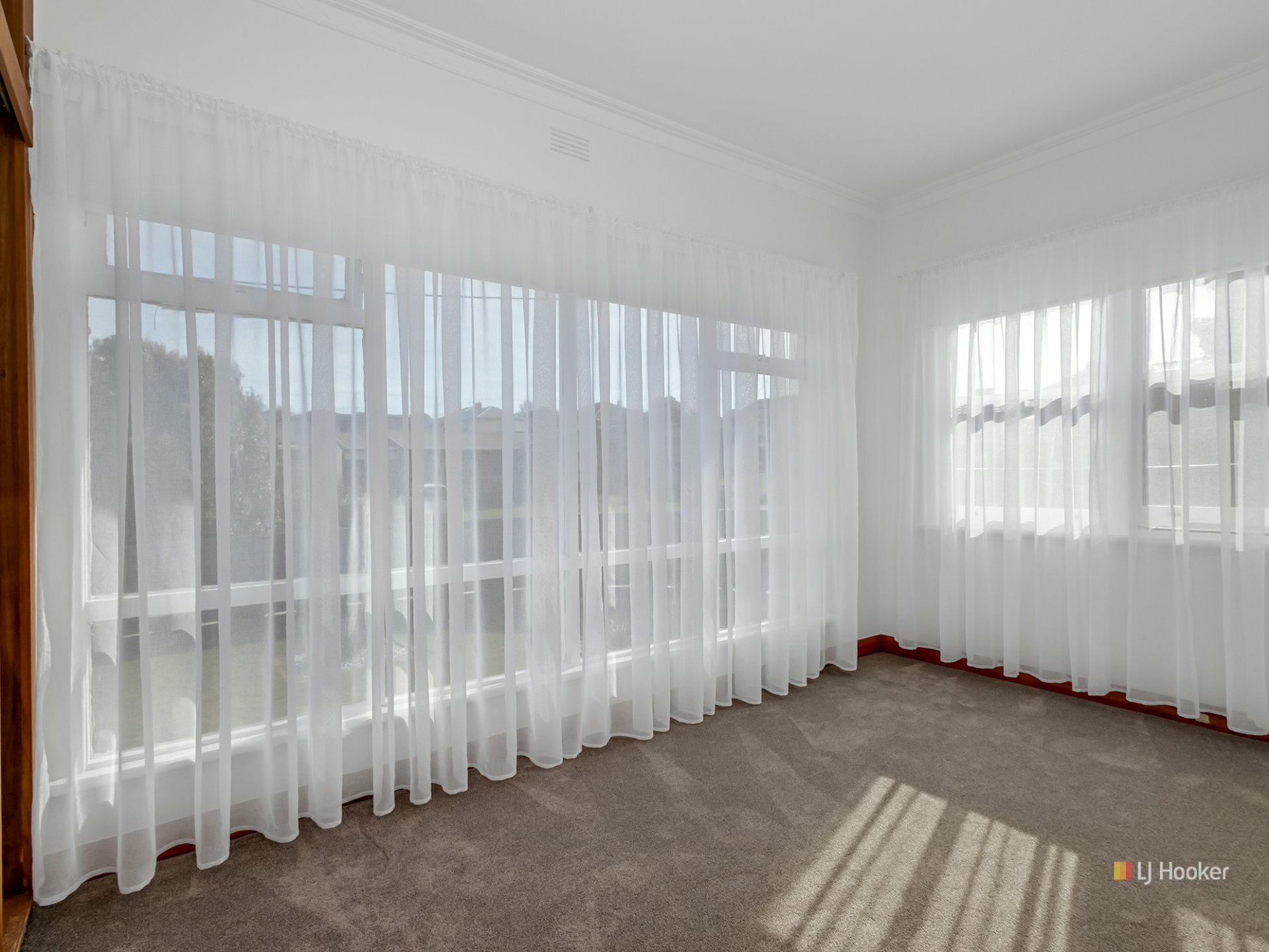 11 Murfet Crescent — photo 3 of 9