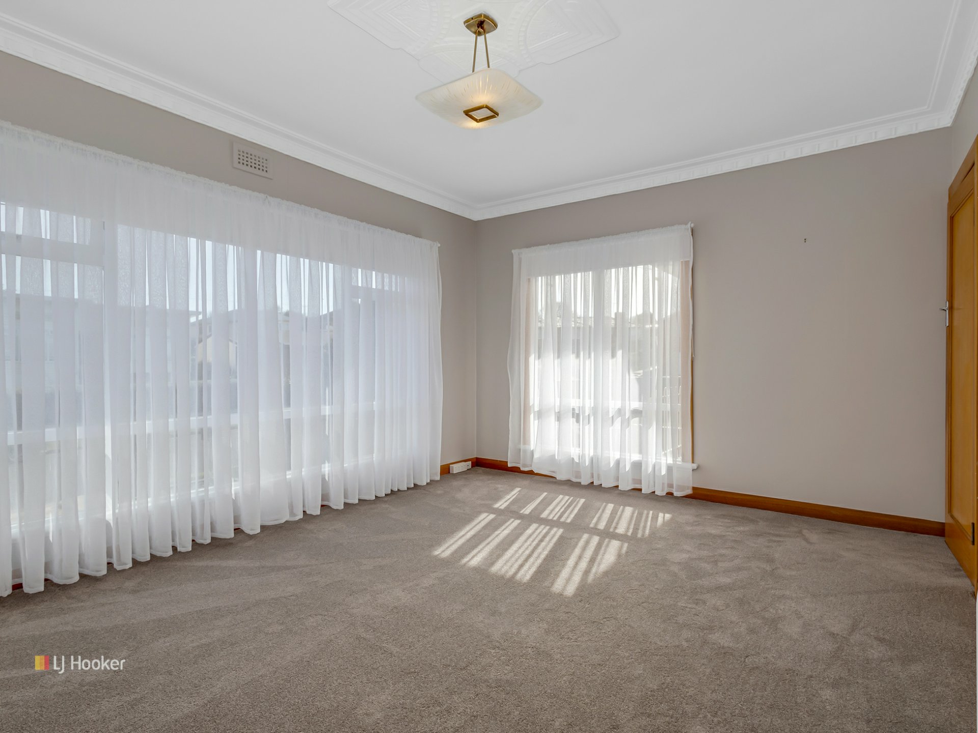 11 Murfet Crescent — photo 4 of 9