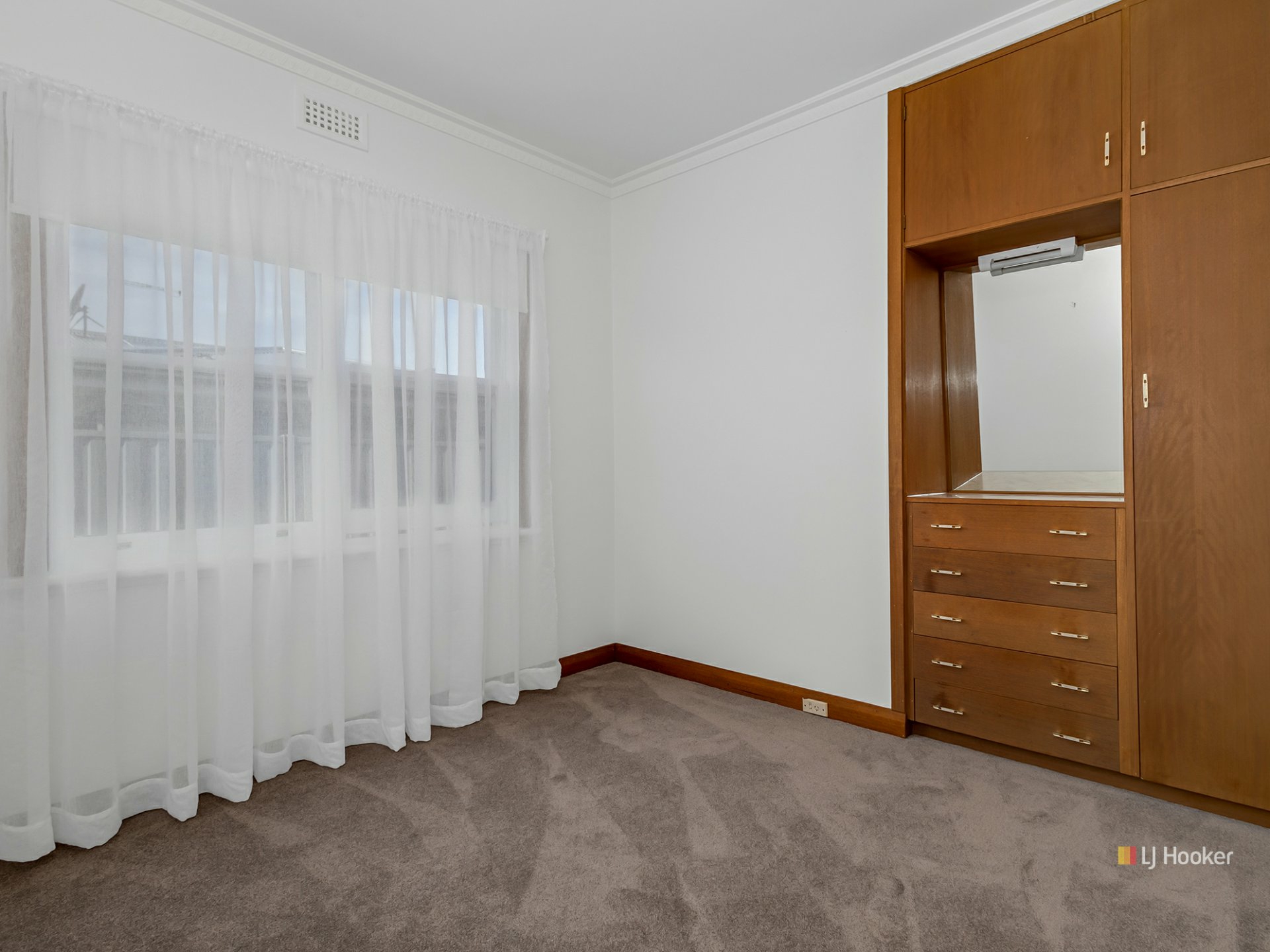 11 Murfet Crescent — photo 7 of 9