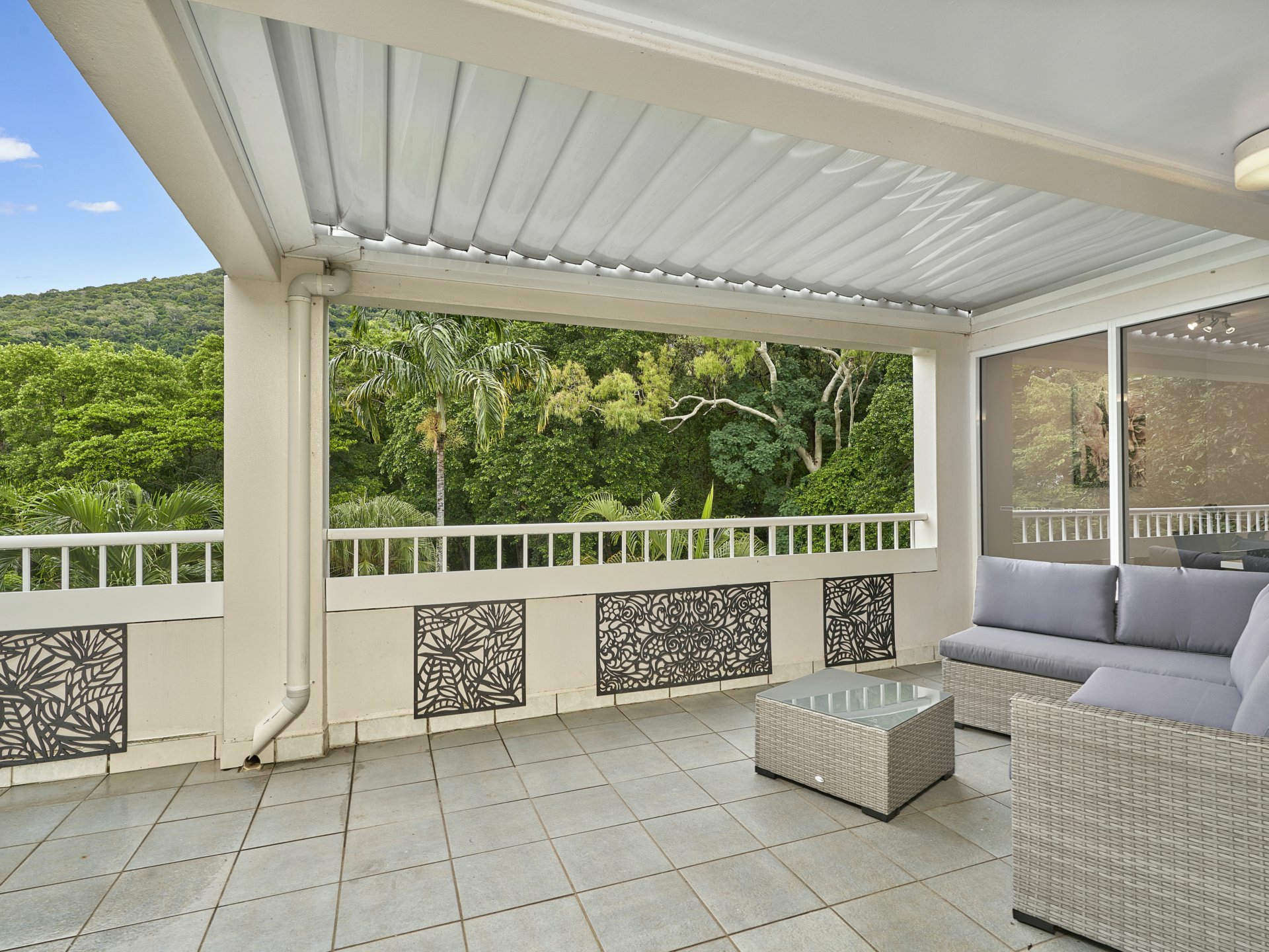 242/305 Coral Coast Drive — photo 2 of 9
